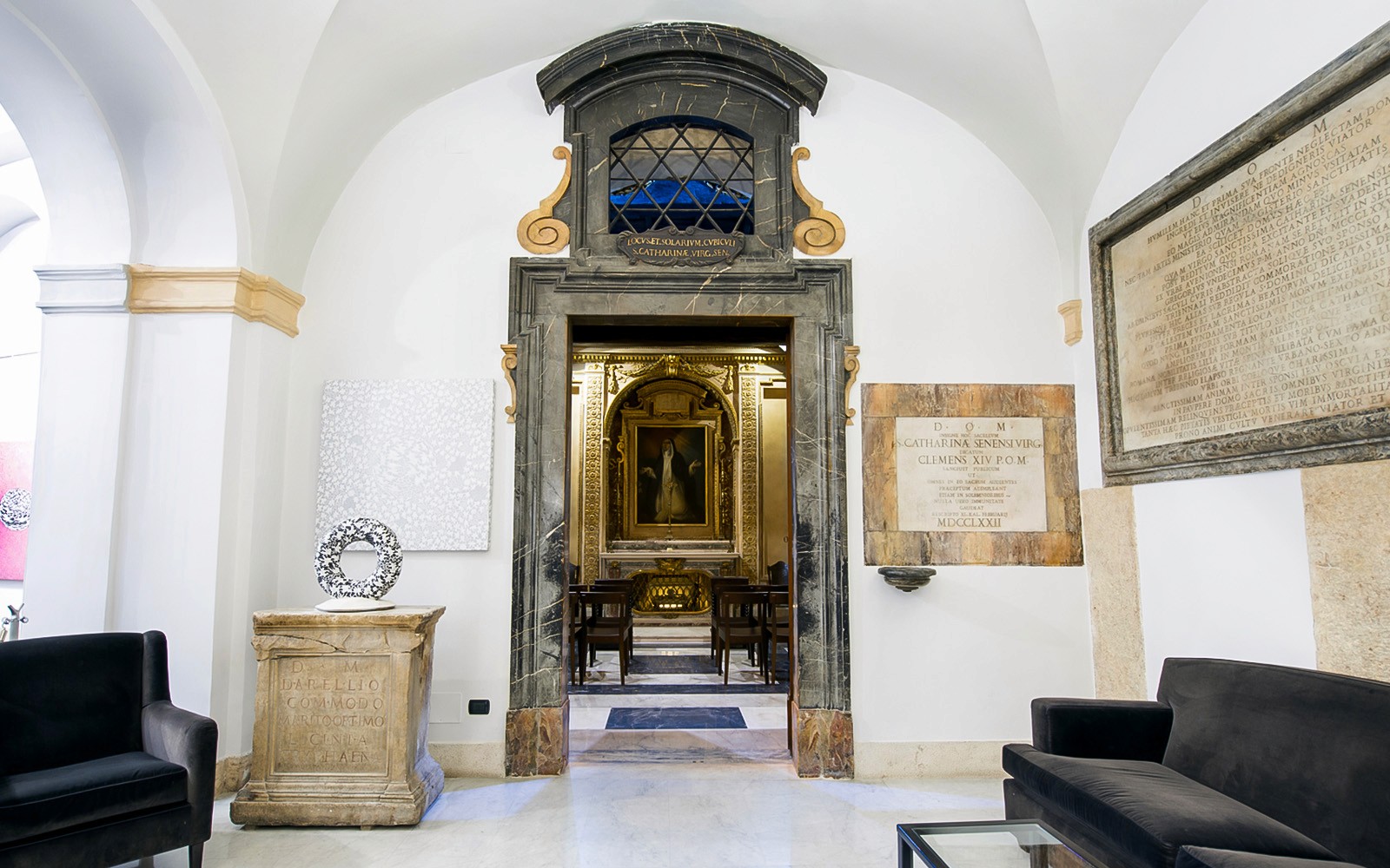 Accès à la salle de concert pour les Grands Airs d'Opéra à Rome, avec son décor intérieur raffiné et ses places assises.
