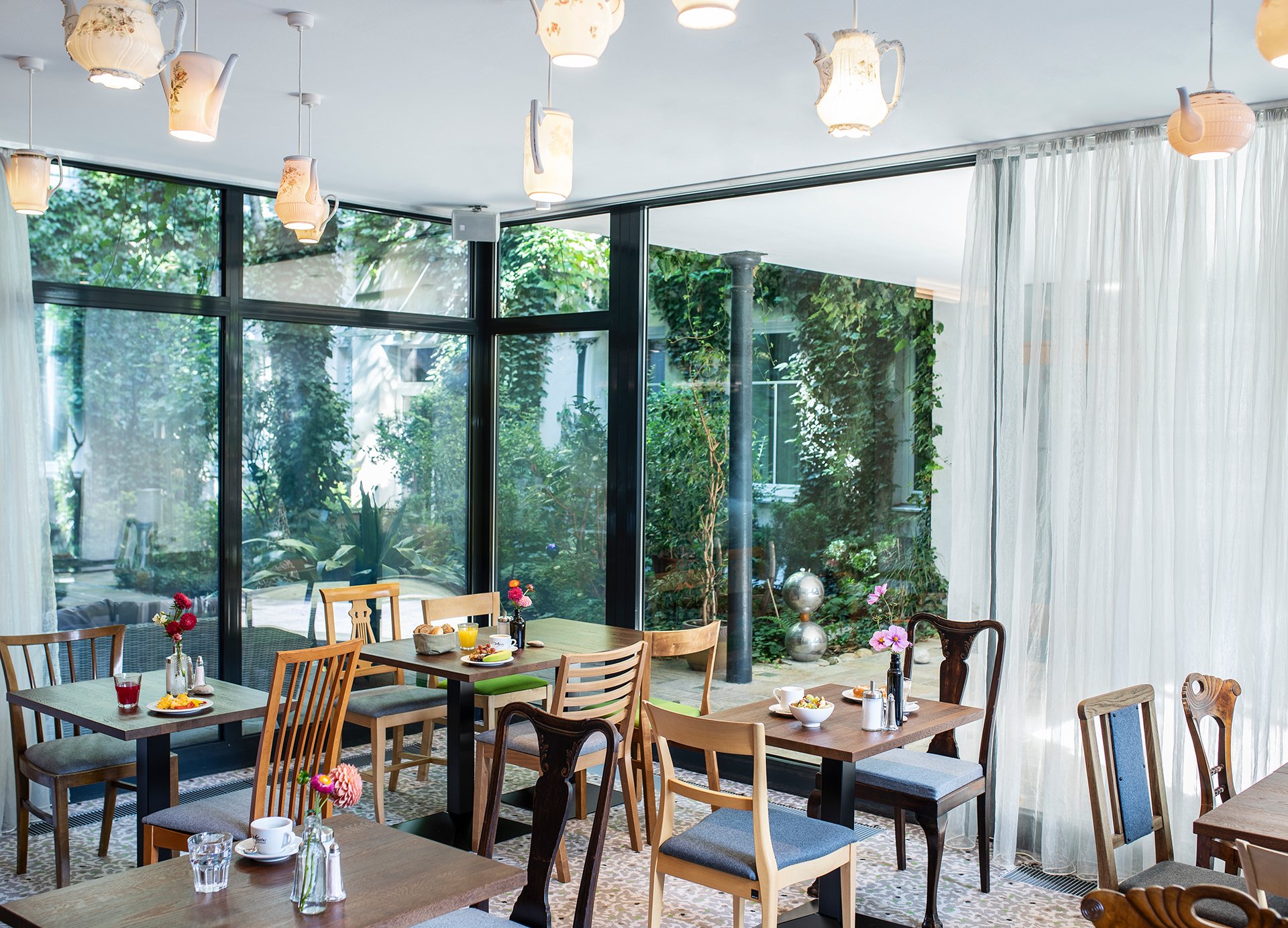 Tische in einem Restaurant mit großer Fensterfront.