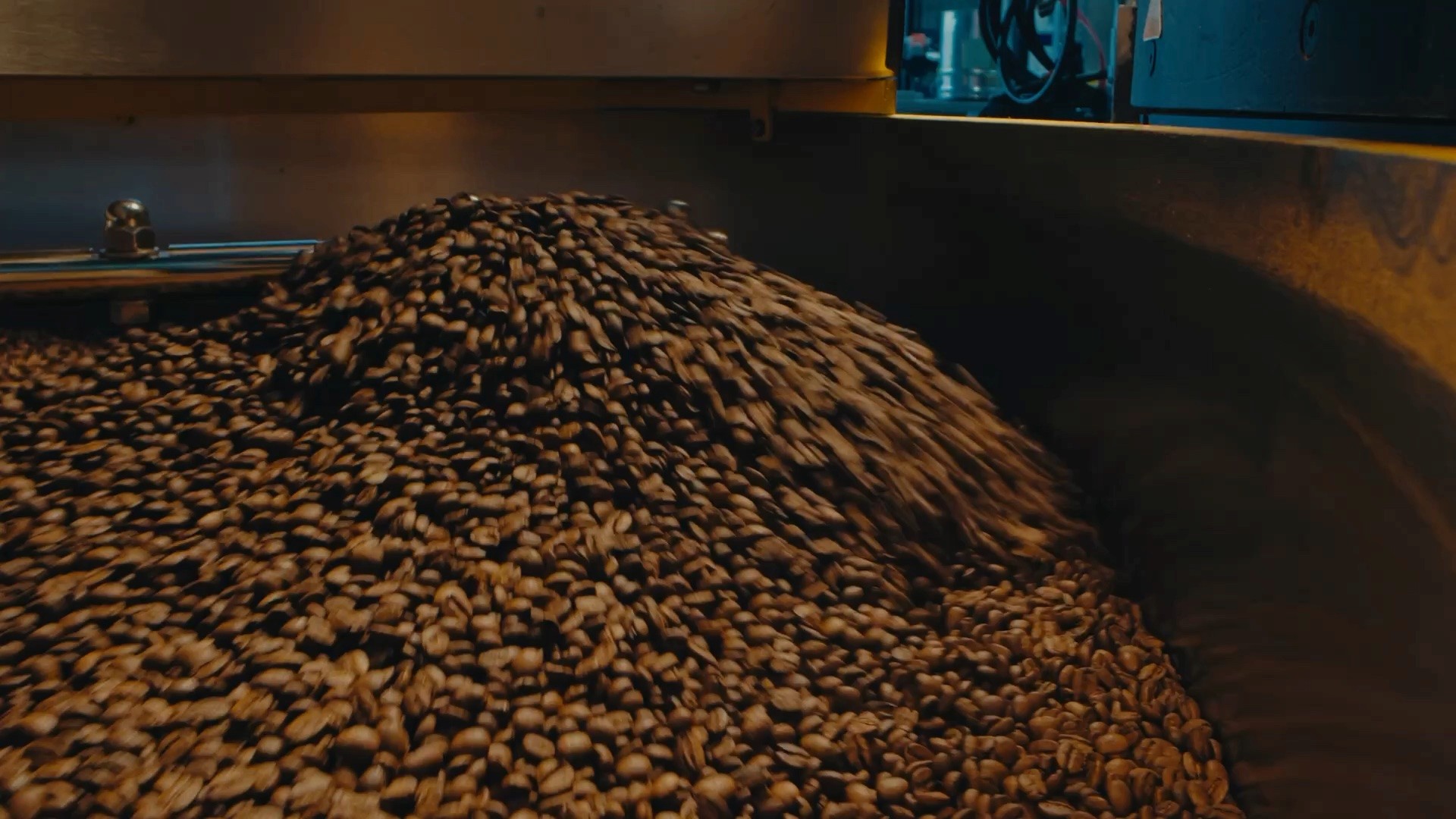 Kaffeebohnen im Röster der Martermühle