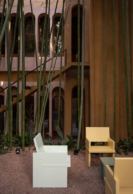 Sillas en la fabrica de bofill