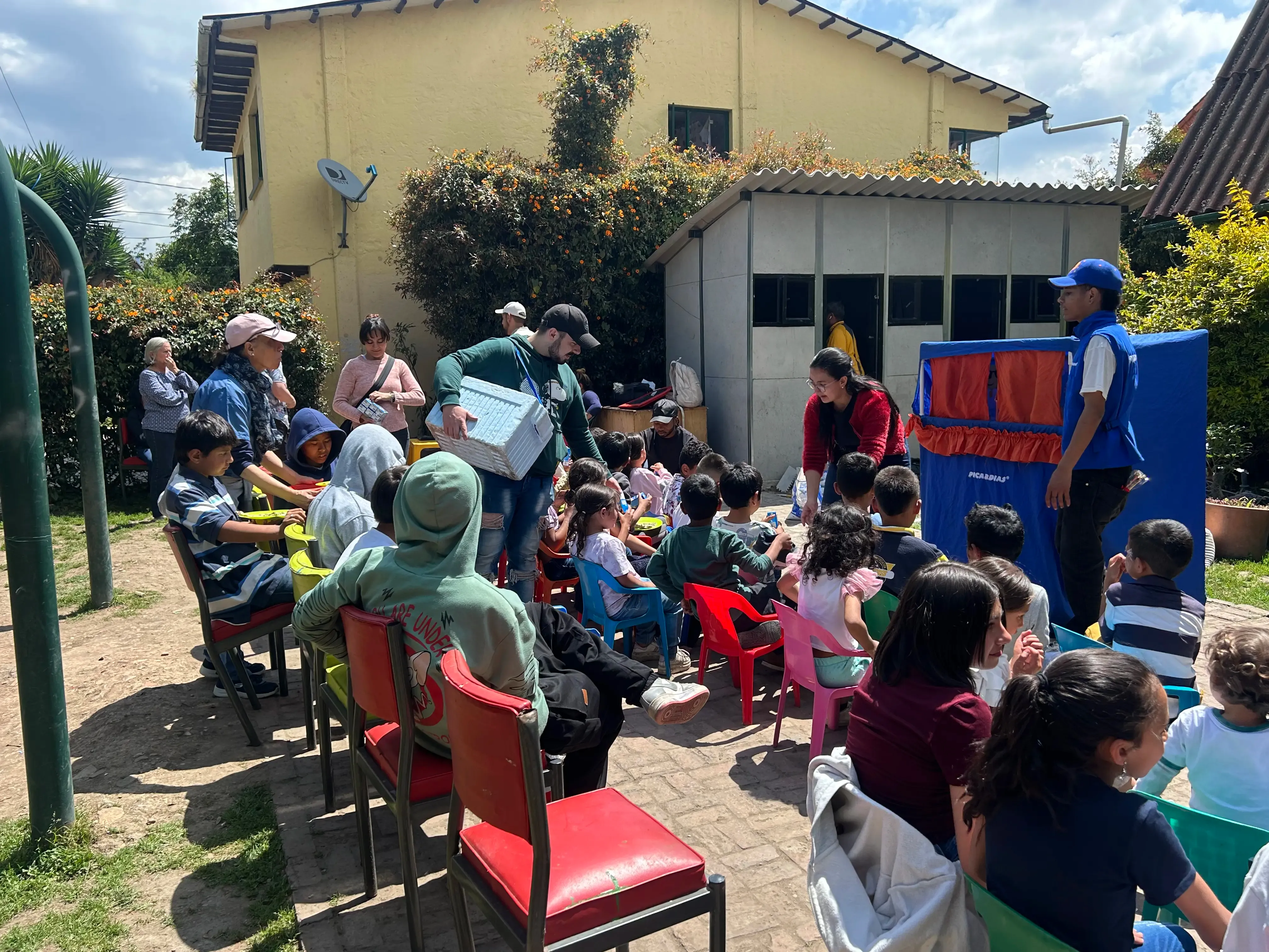 Personas sentadas en silla viendo un espectáculo