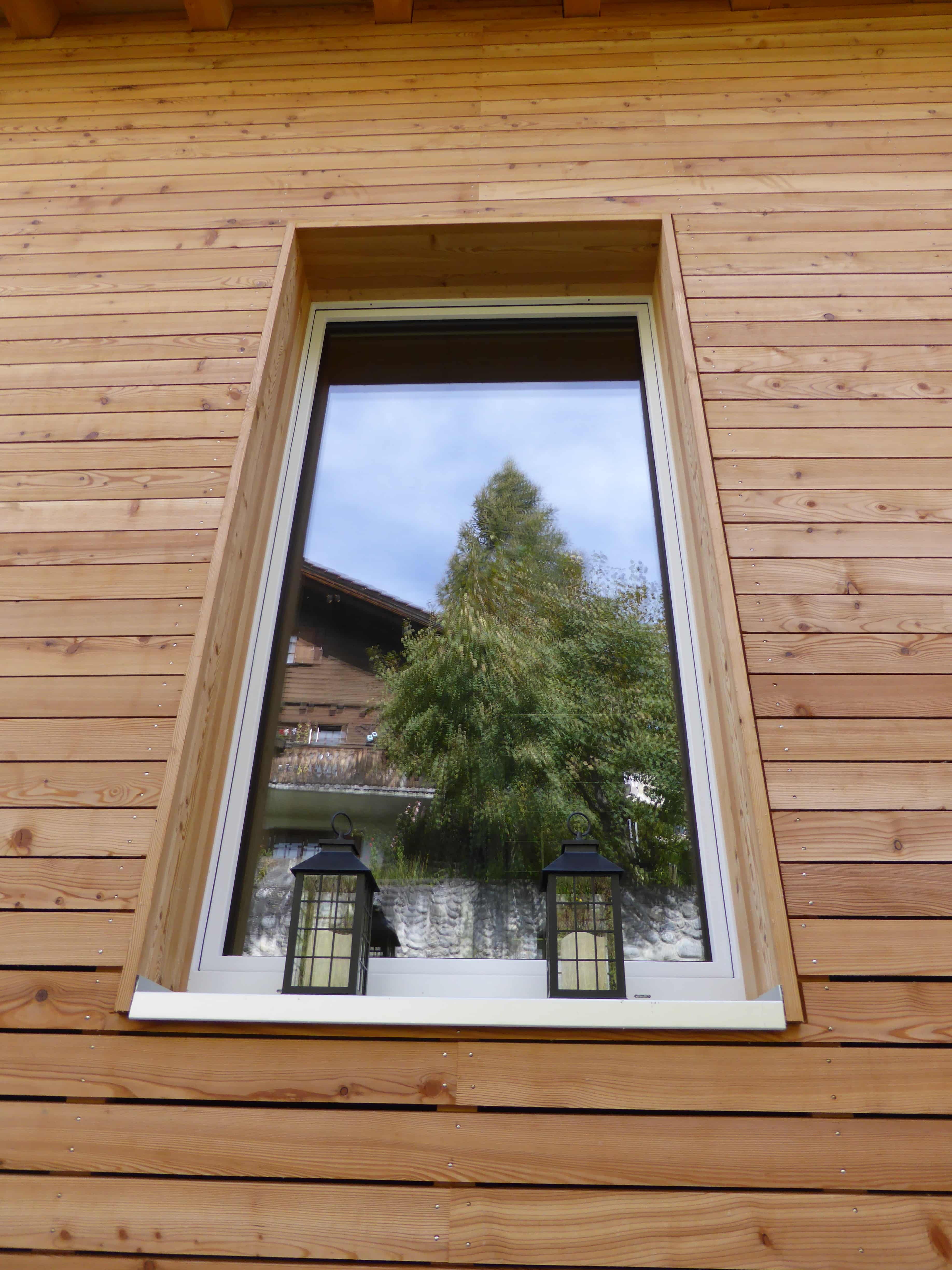 Neubau Einfamilienhaus Fanas mit wunderschöner Holzfassade und hohen Fenstern- Niggli Architektur