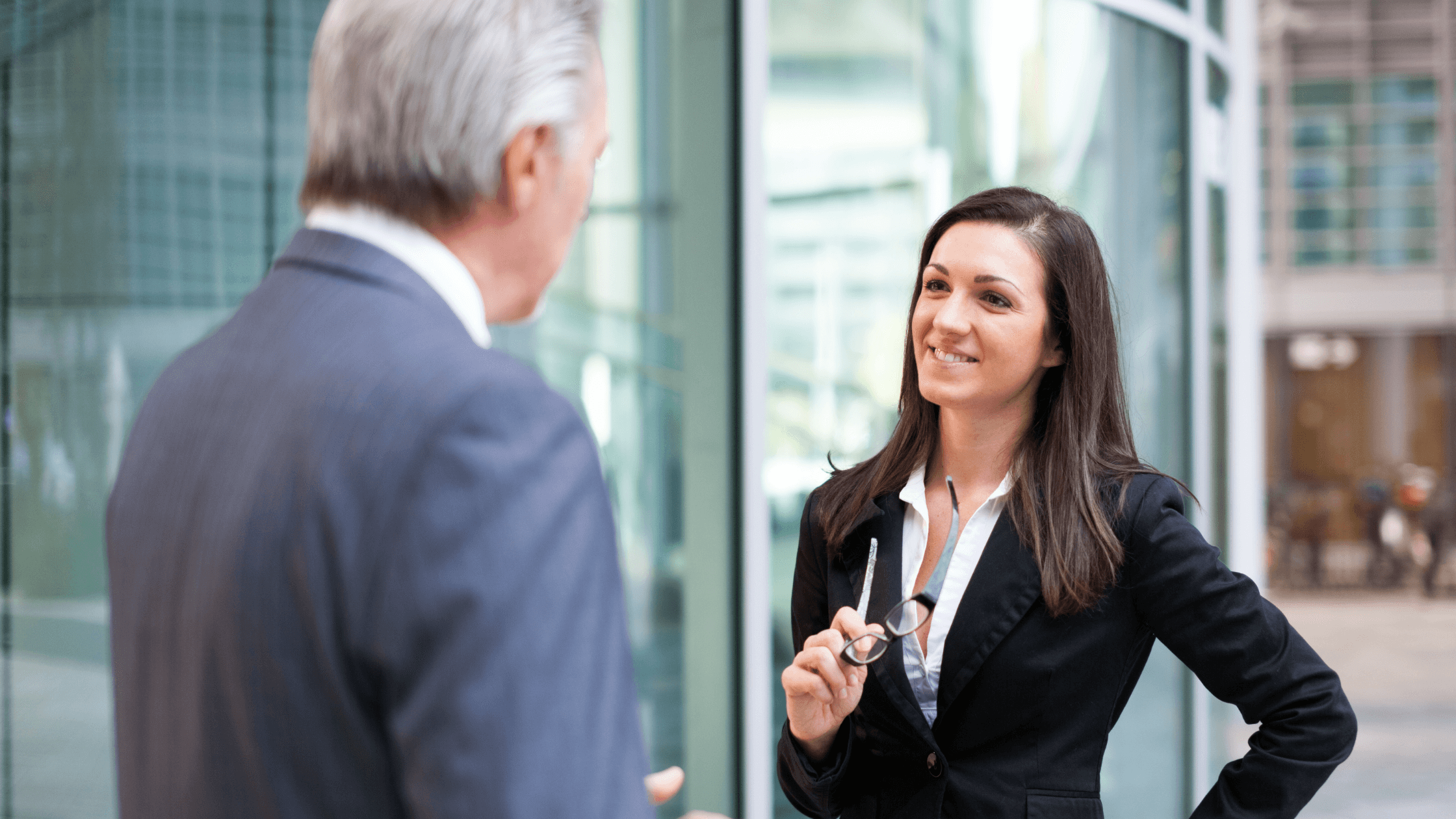 Junge Führungskraft spricht mit Chef