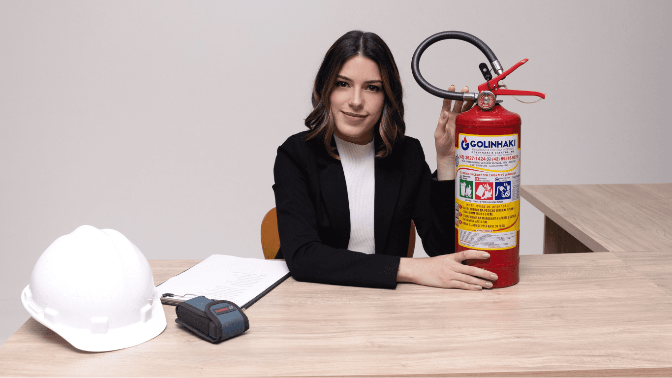 Mulher mostrando extintor sobre mesa