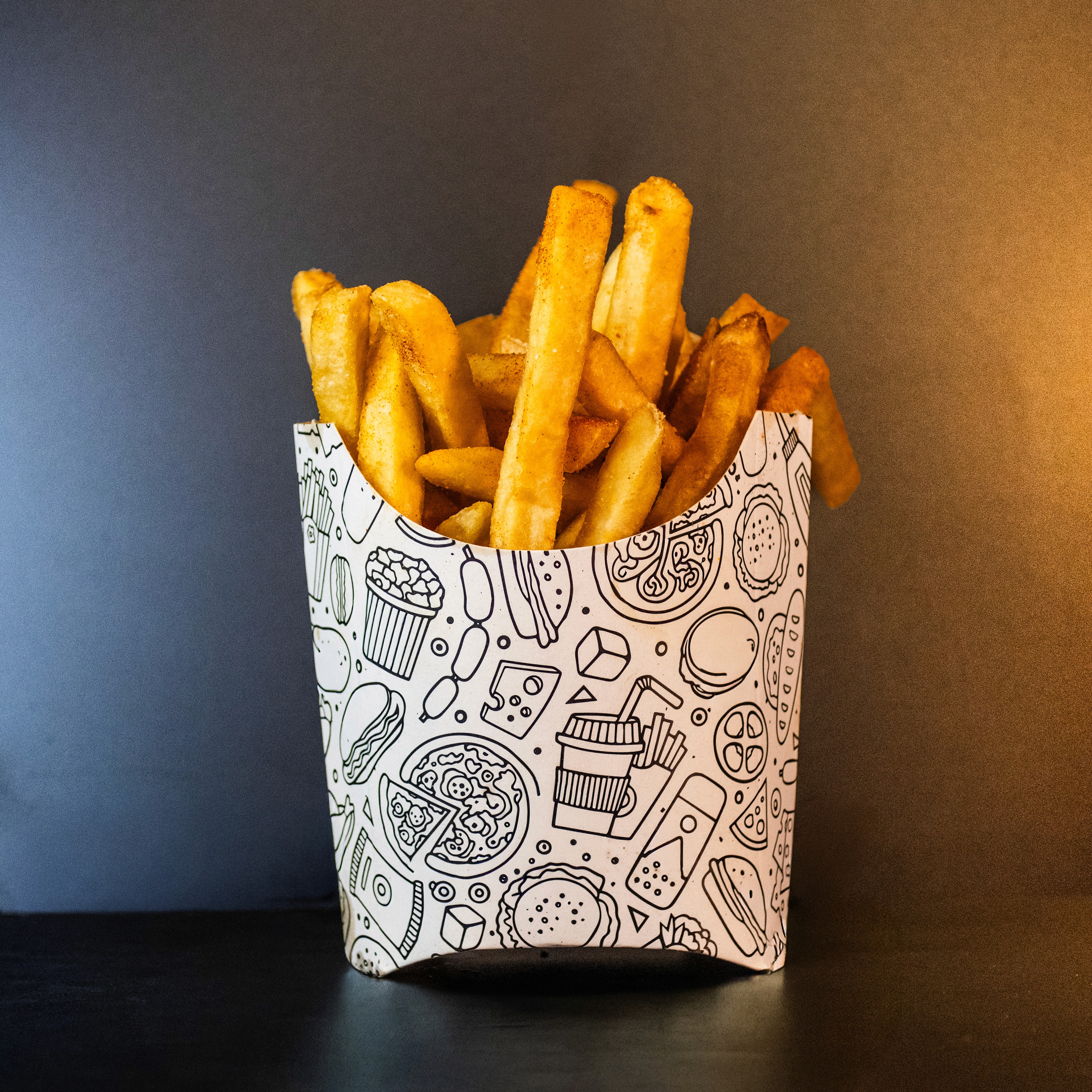 Cono de papas fritas sazonadas (porción pequeña).