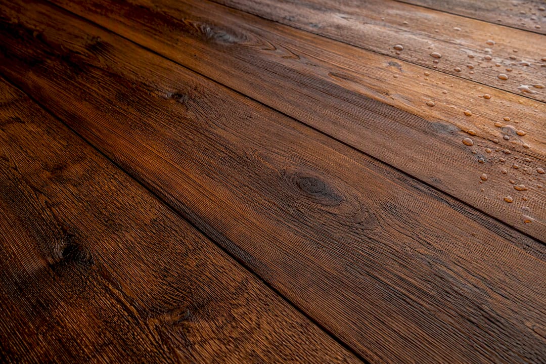 Wood grain absorbing semi-transparent stain