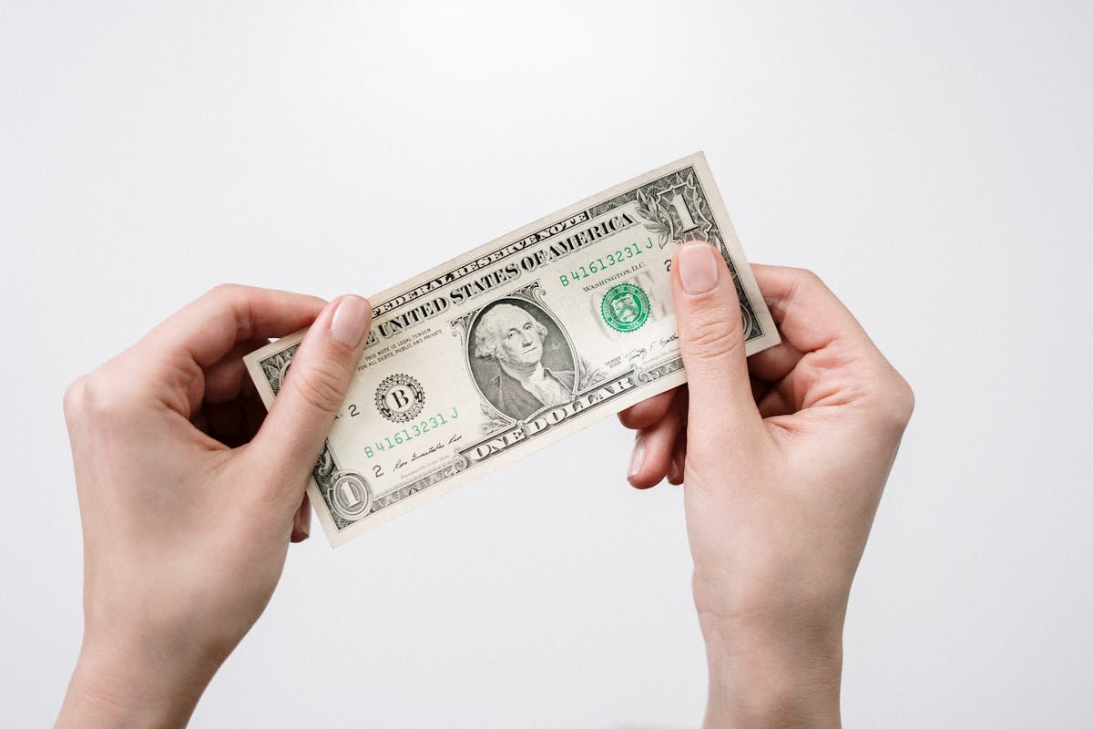 Should You Get Paid in Local Currency or USD? The Ultimate Choice for Freelancers