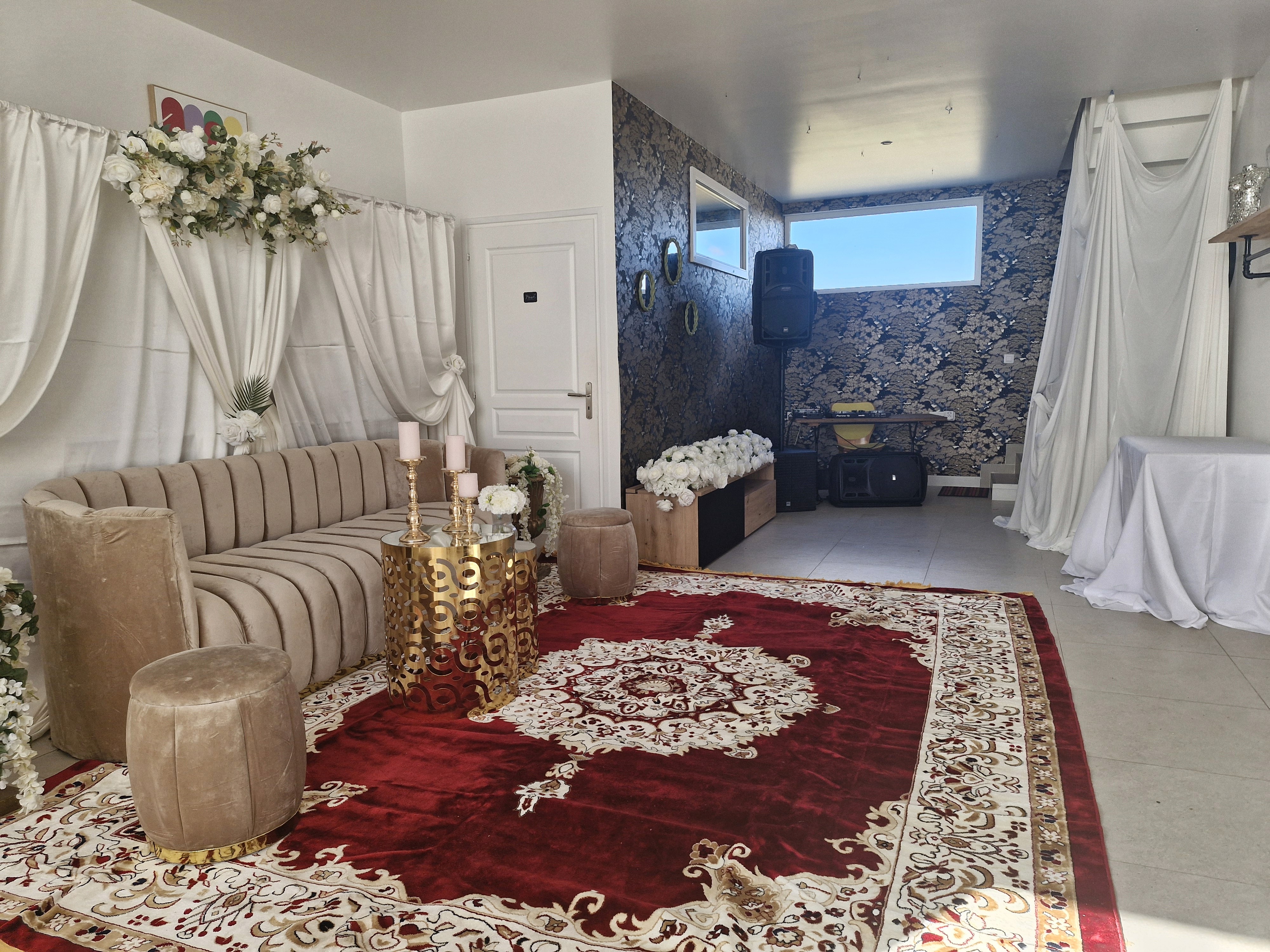 Salon de réception décoré pour un événement avec canapé et tapis