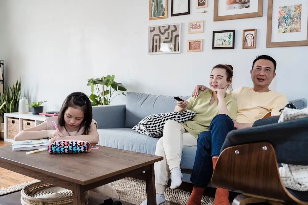 Familie auf einem Sofa
