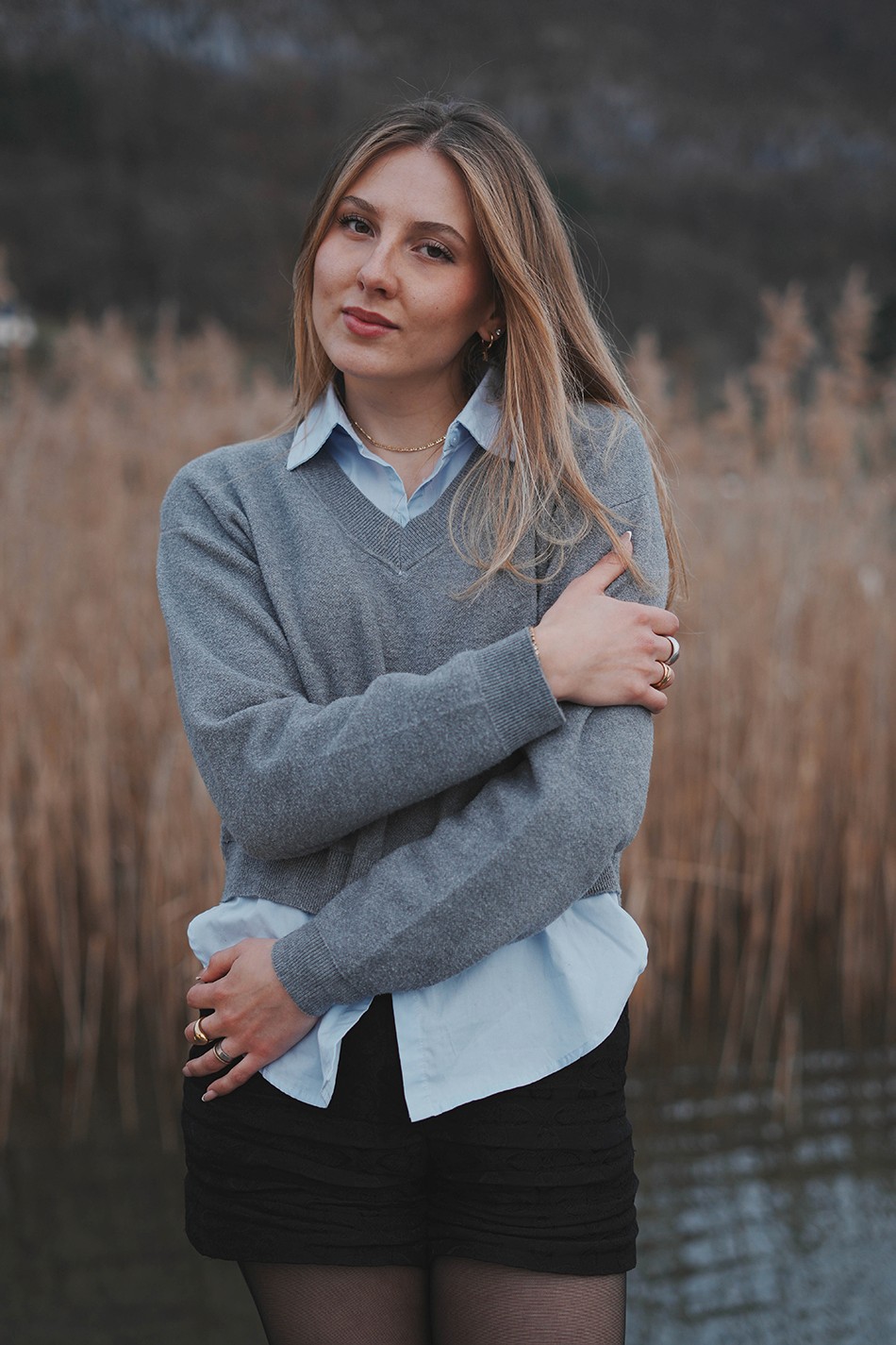 photographie Portrait femme debout bras croisés roseau au lac annecy