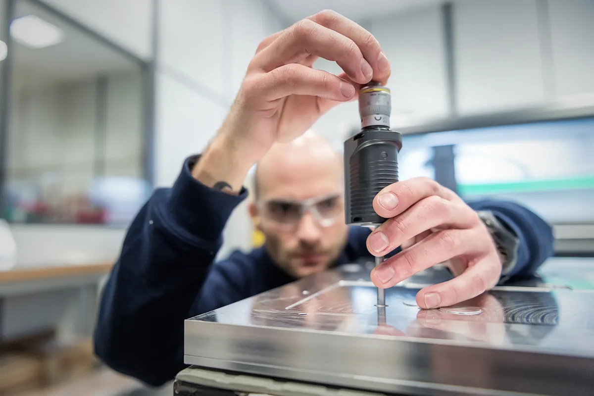 un technicien fait une mesure technique