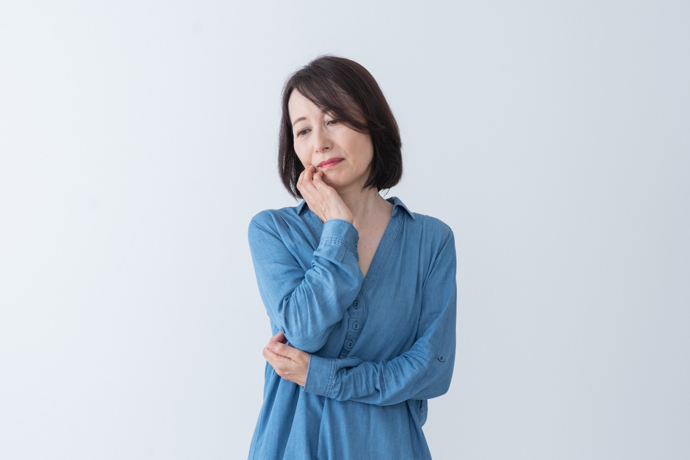 悩んだ表情の女性