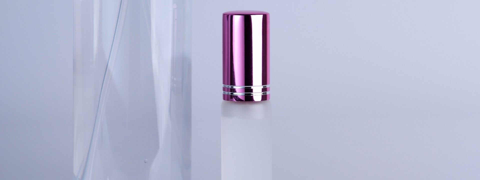 化粧品が透明の容器に入っている画像