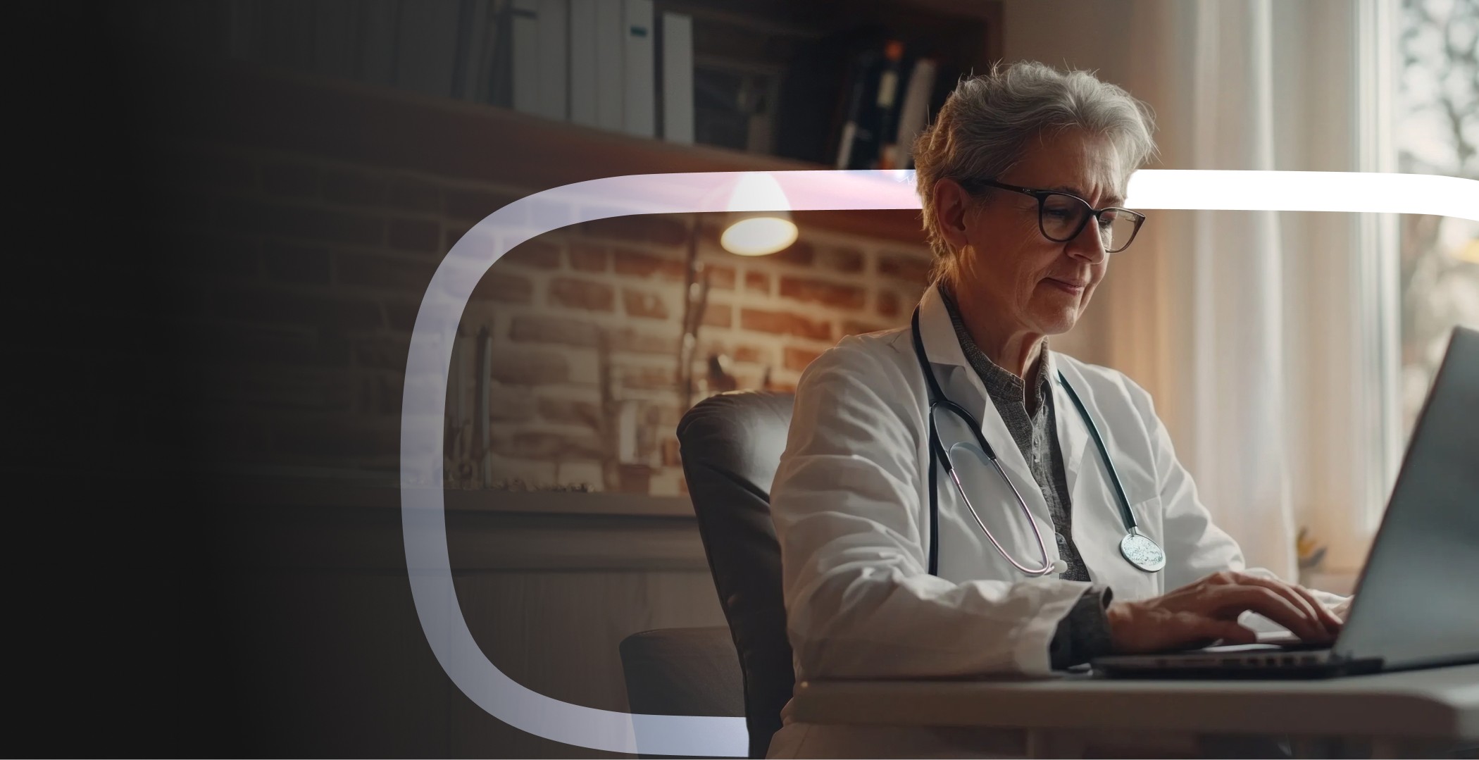 Médecin en blouse blanche travaillant sur son ordinateur dans son cabinet