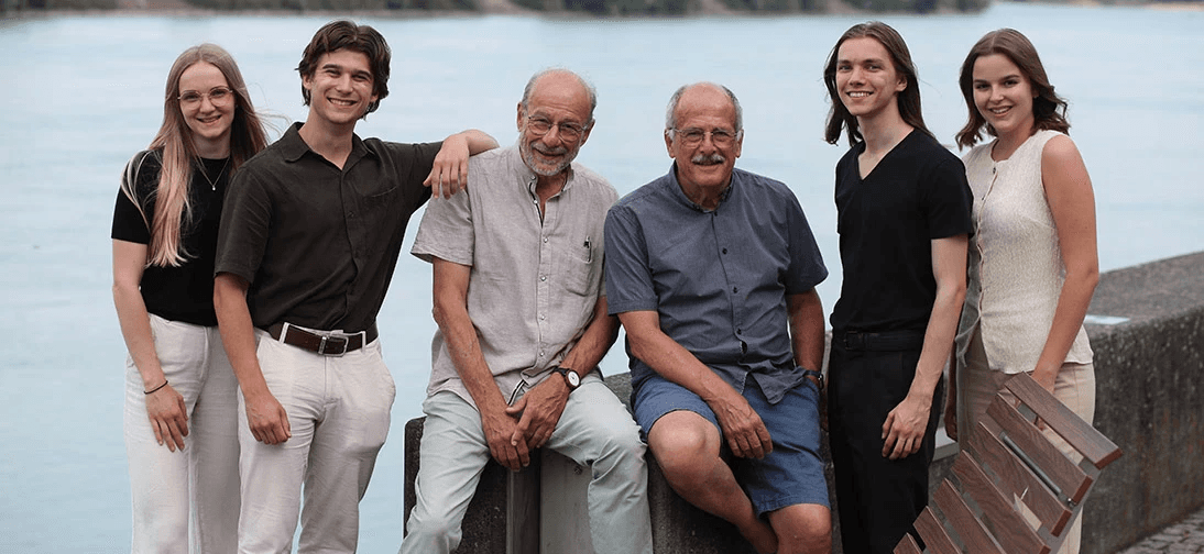 Teamfoto der Debattenschmiede-Mitglieder vor einer Flusskulisse.