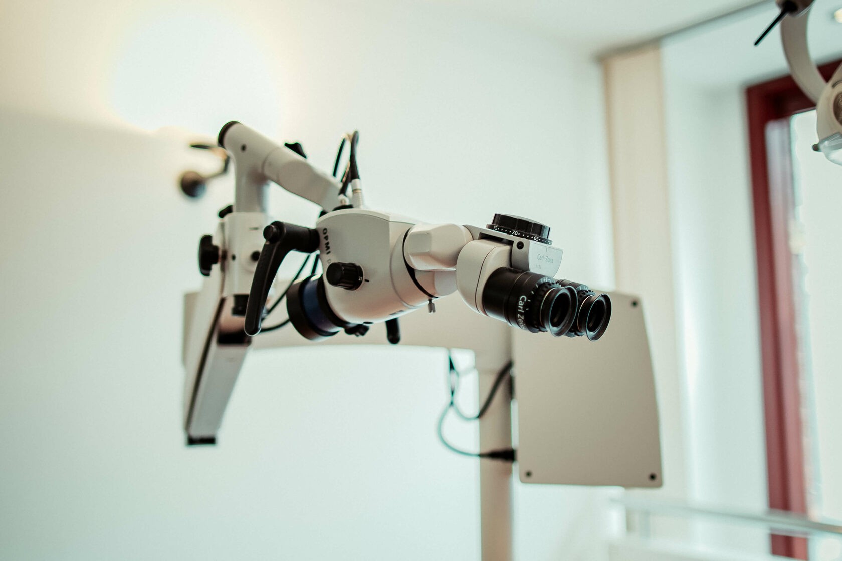 Tandarts die patiënt uitleg geeft over behandeling.