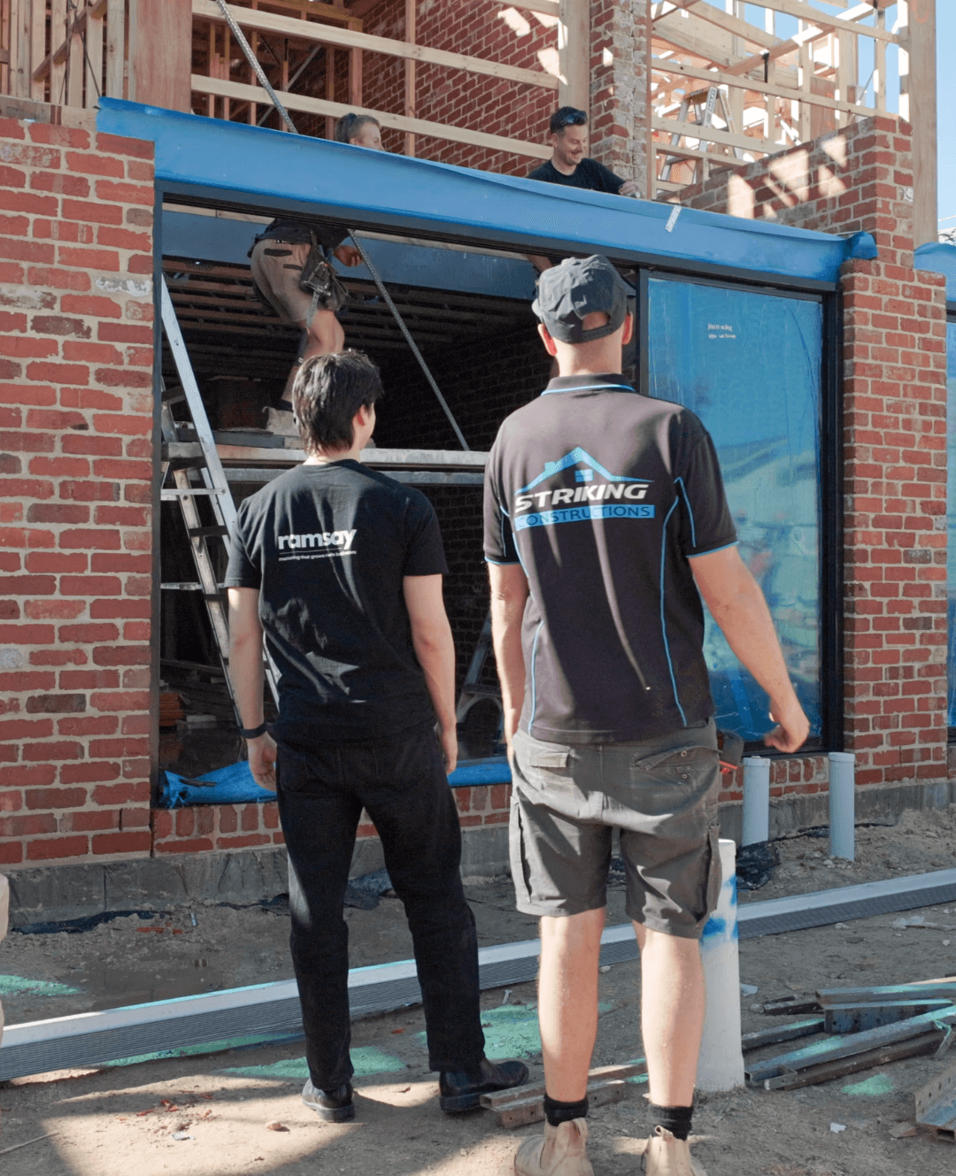 Framer website builder interface with blue abstract background and editor.