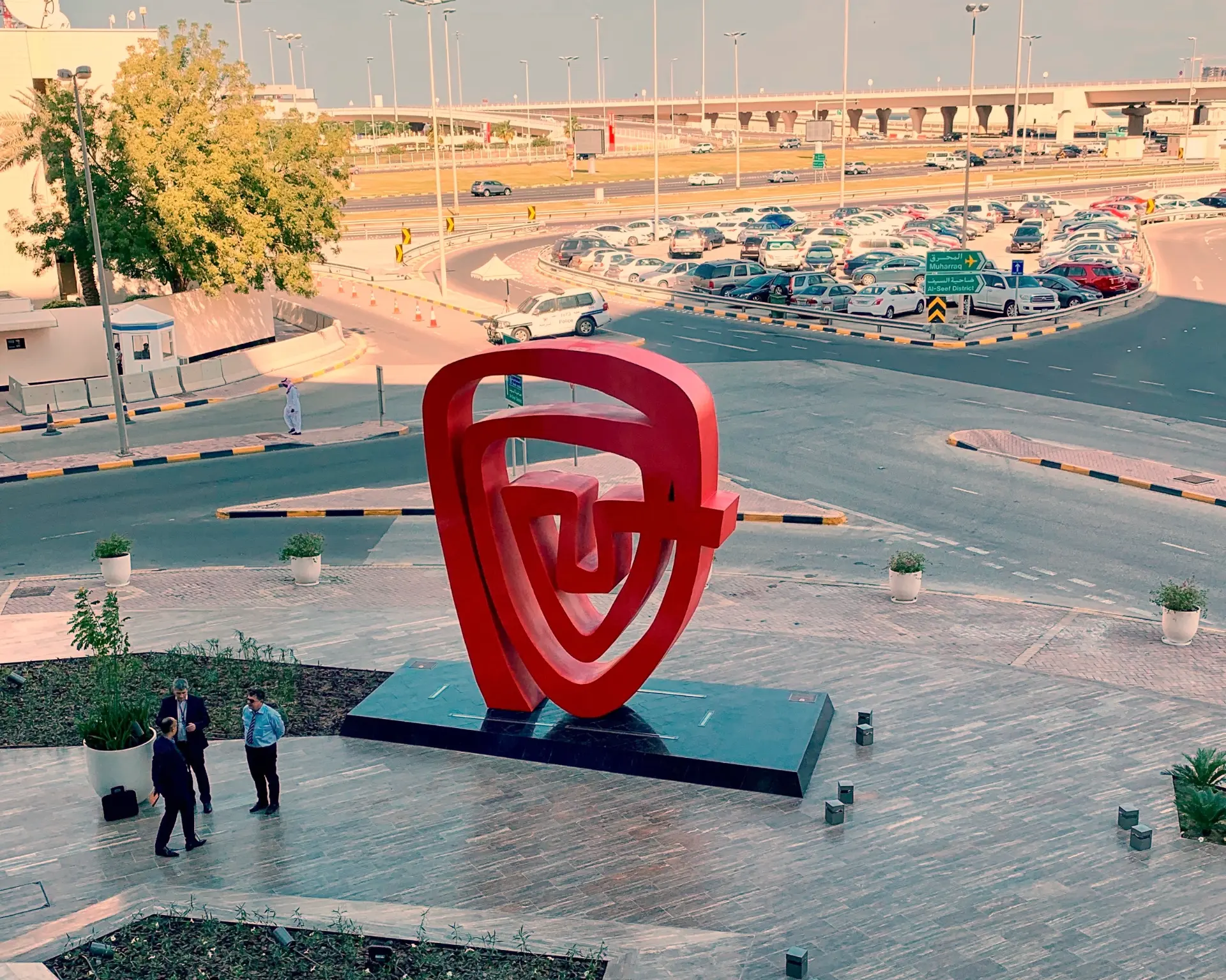 The Face. 2019
This Sculpture is inspired by portraits of Bahrainis in their traditional attire, wrapping themselves with their identity and pride.
Medium: Painted stainless steel, c. 2019
Dimensions: 14ft x 17.3ft