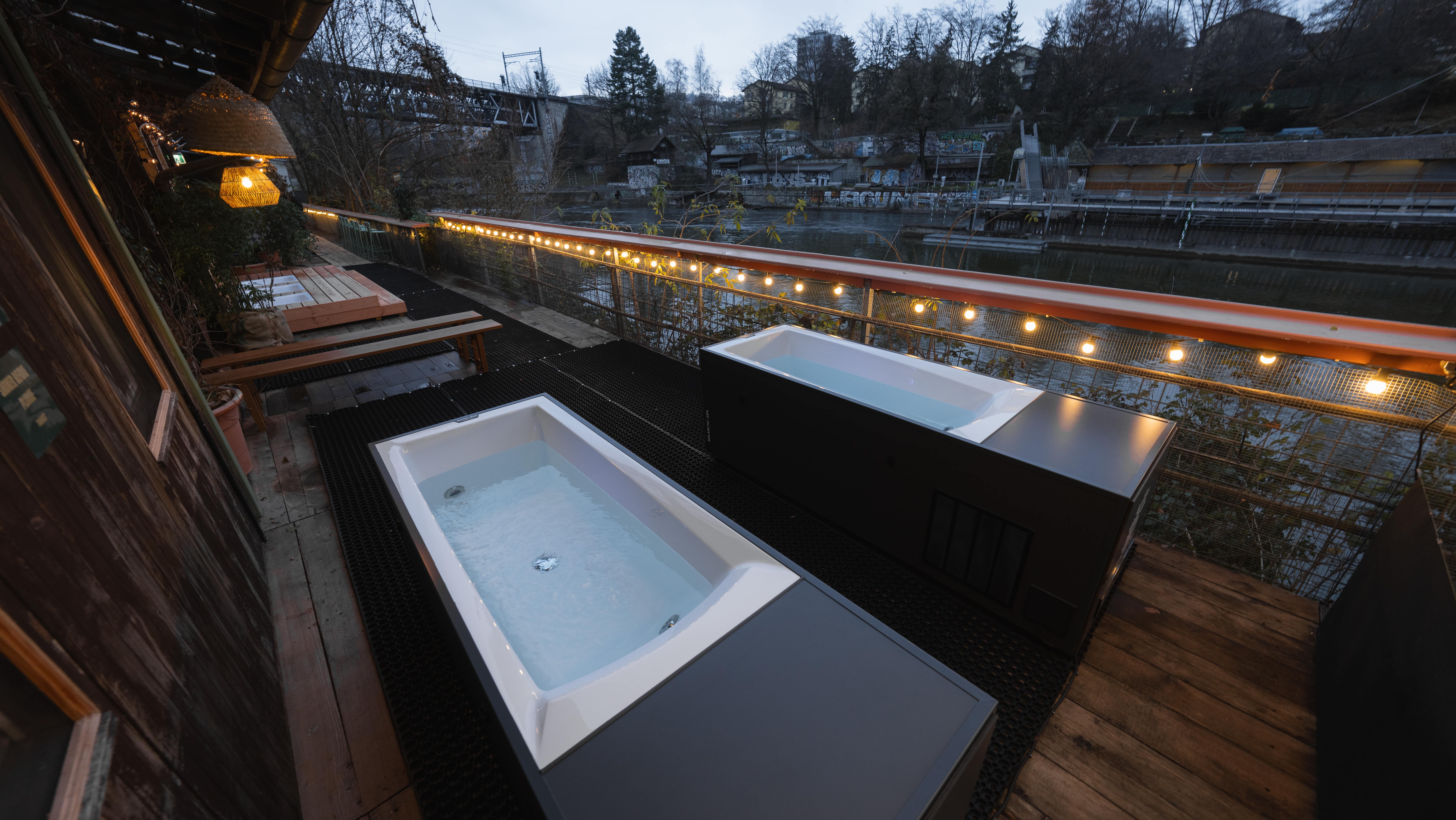 Cold Plunges mit Blick auf die Limmat