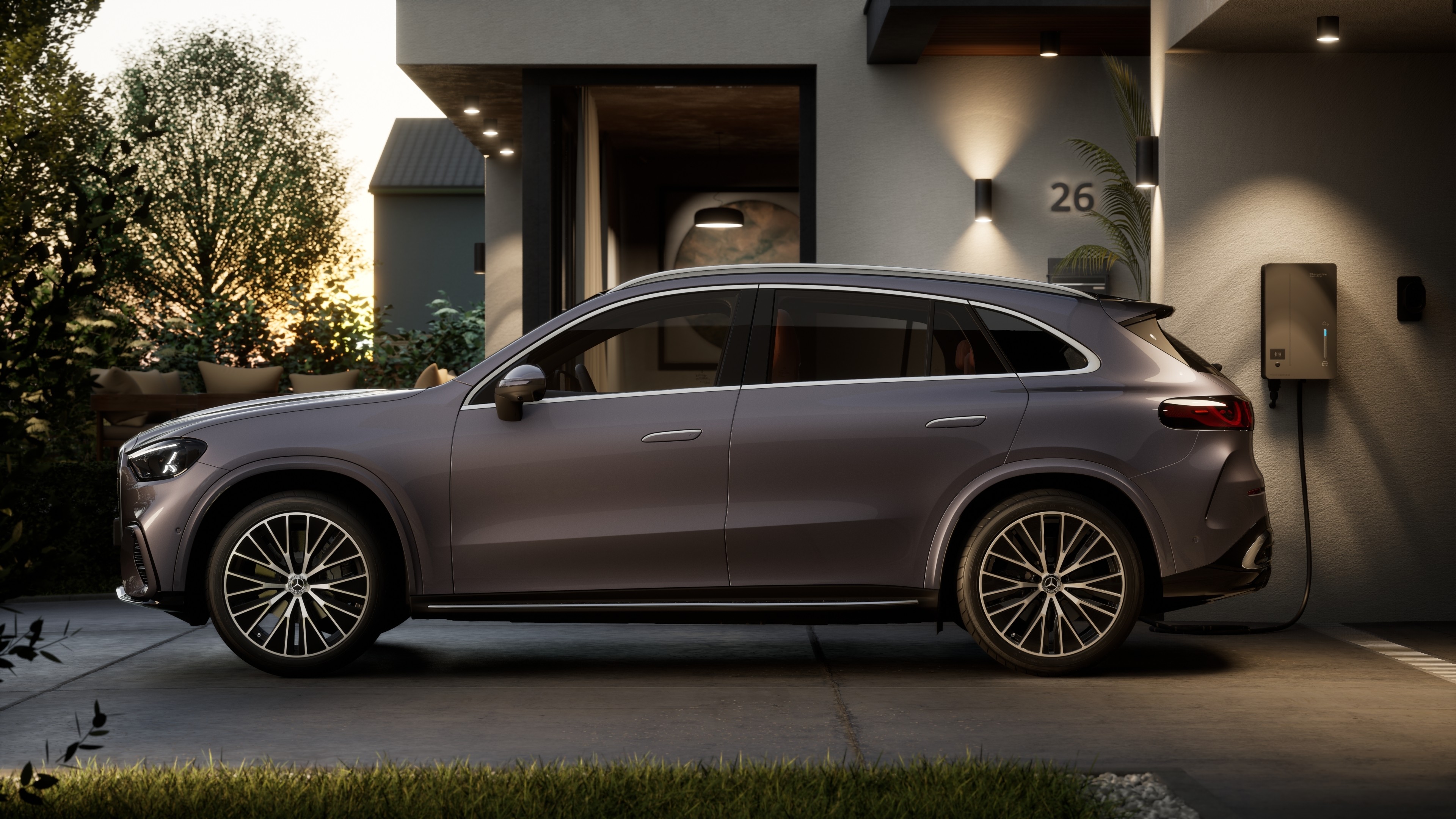 Vollelektrischer Mercedes-Benz GLC parkt in Einfahrt neben der Wallbox