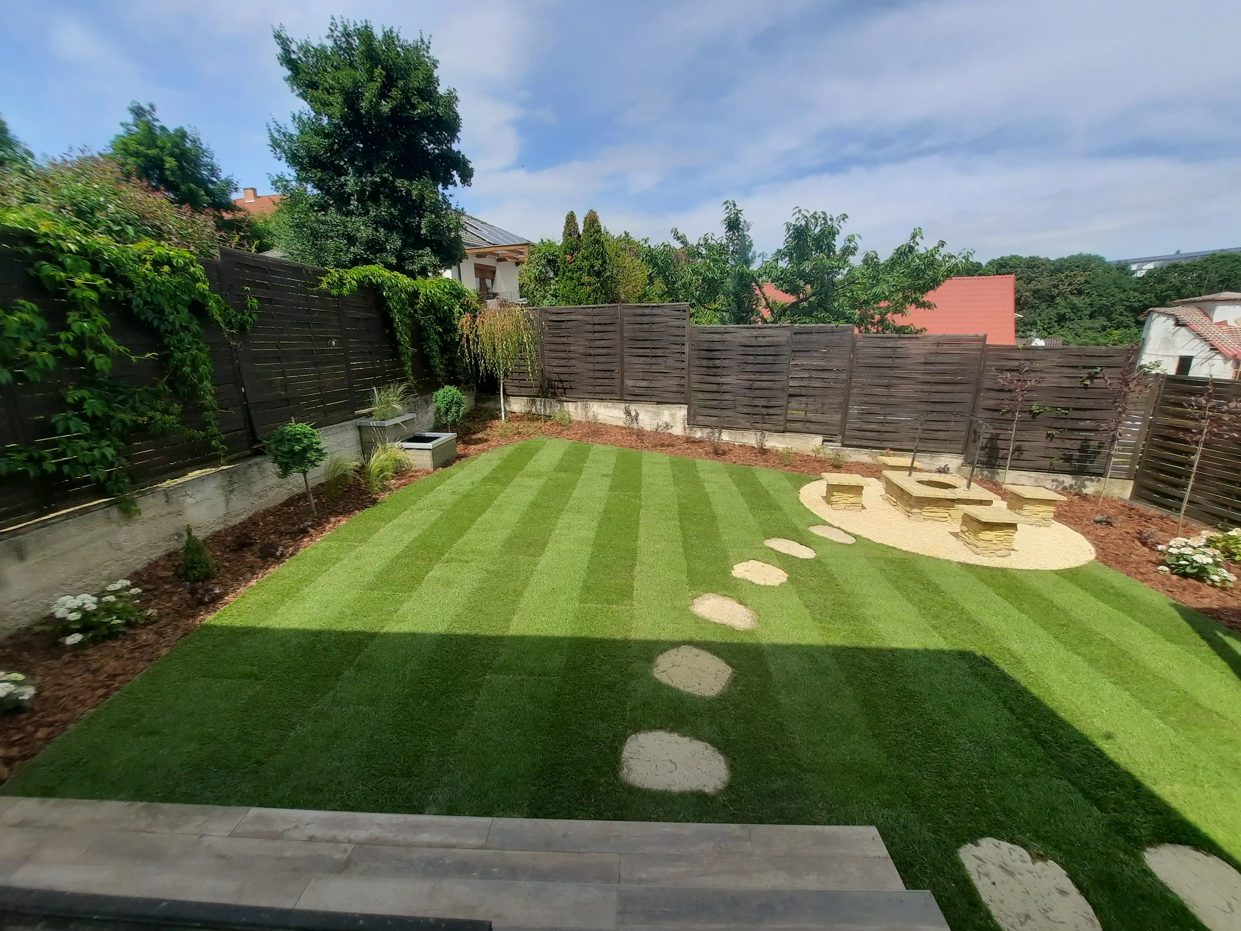 Kertlépcsők kialakítása kőburkolattal és dísznövényekkel