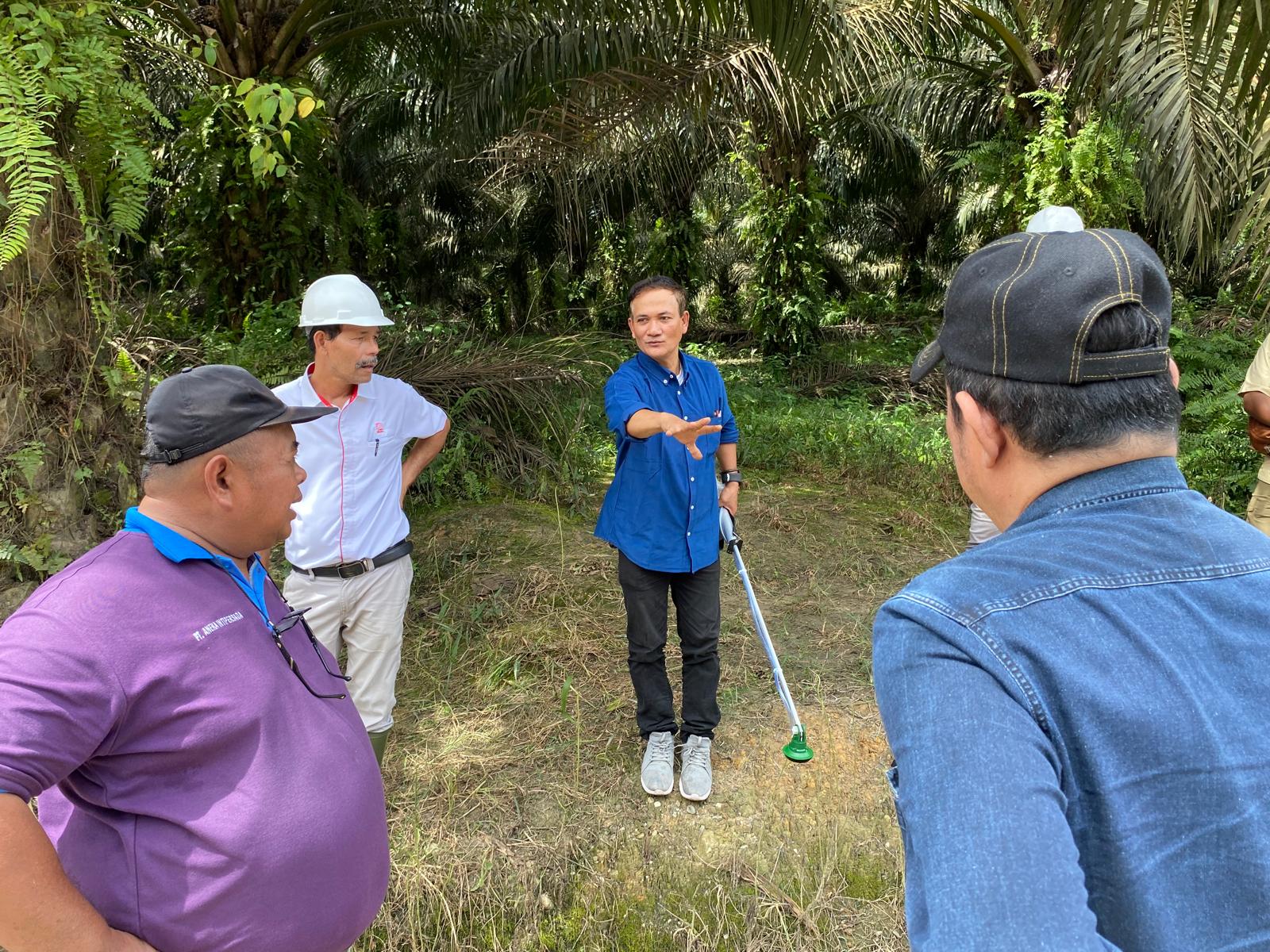 Sketch of a gray orange conceptcar on a white desk