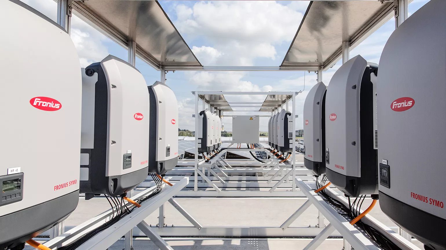 Zeichnung von einem Fronius Wechselrichter mit grünen Häkchen und einem roten Kreuz auf blauem Hintergrund.