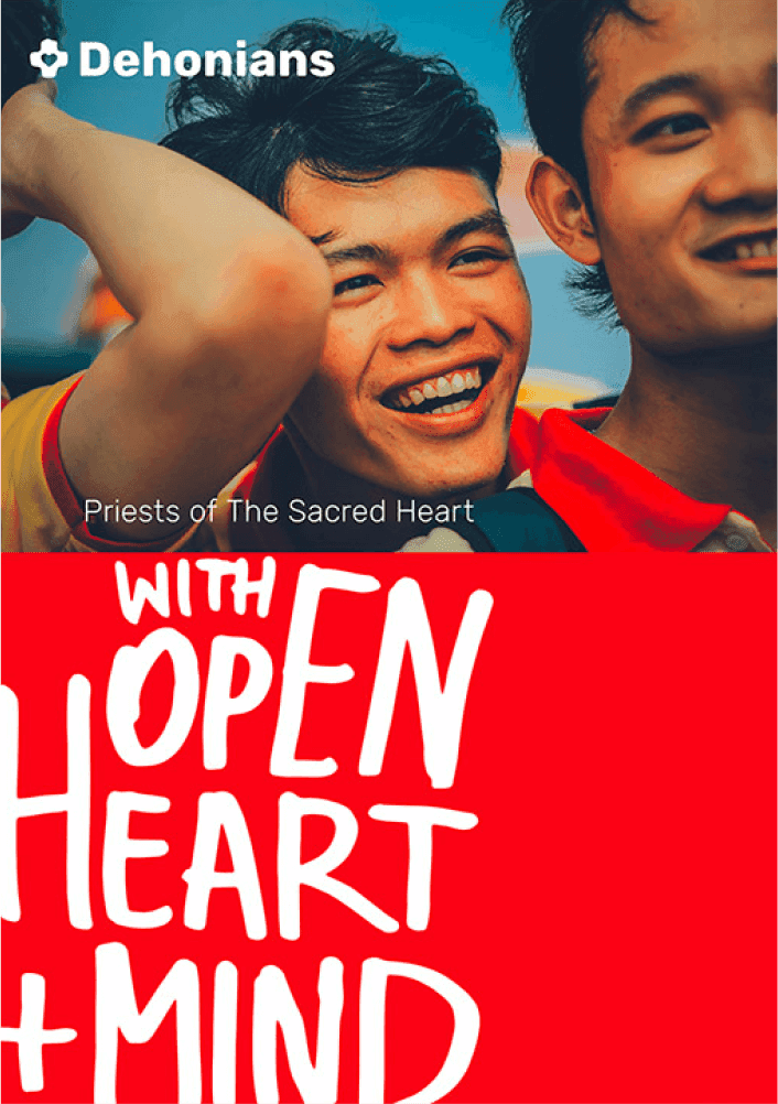 Pionowa plansza łączy zdjęcie dwóch uśmiechniętych młodych mężczyzn z czerwonym polem „with OPEN HEART + MIND”.