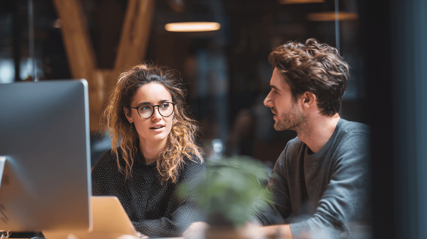 Twee professionals overleggen over informatiebeveiliging en cybersecurity