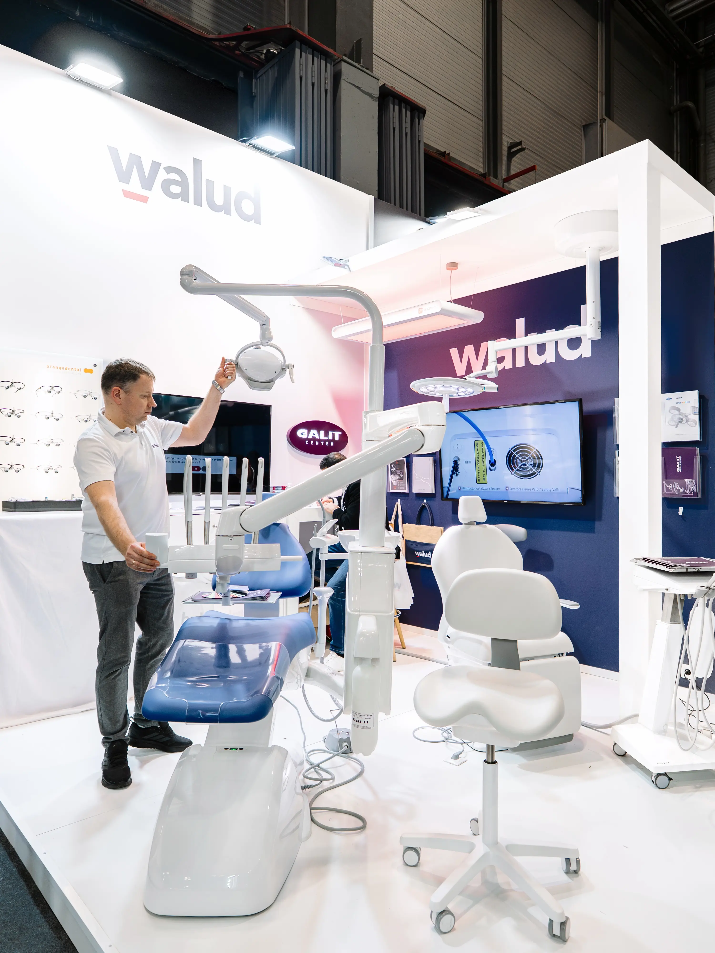 Expositor odontológico walud en una ifema