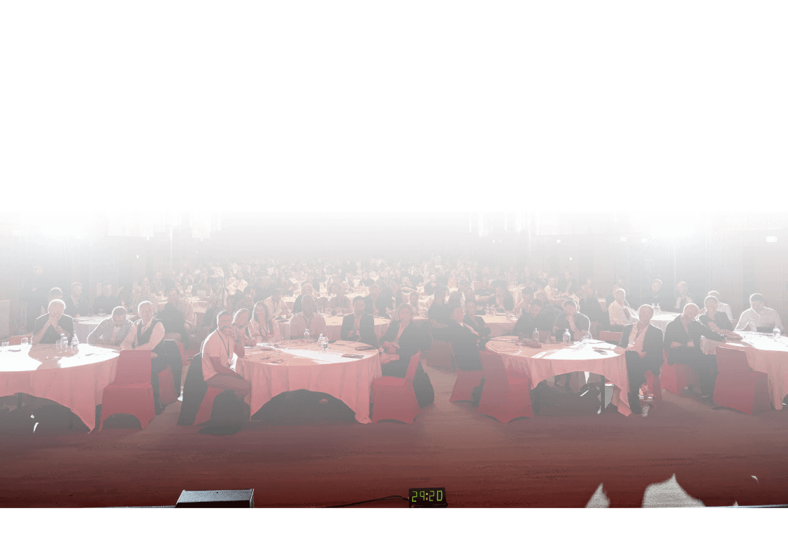 Public assis à une table