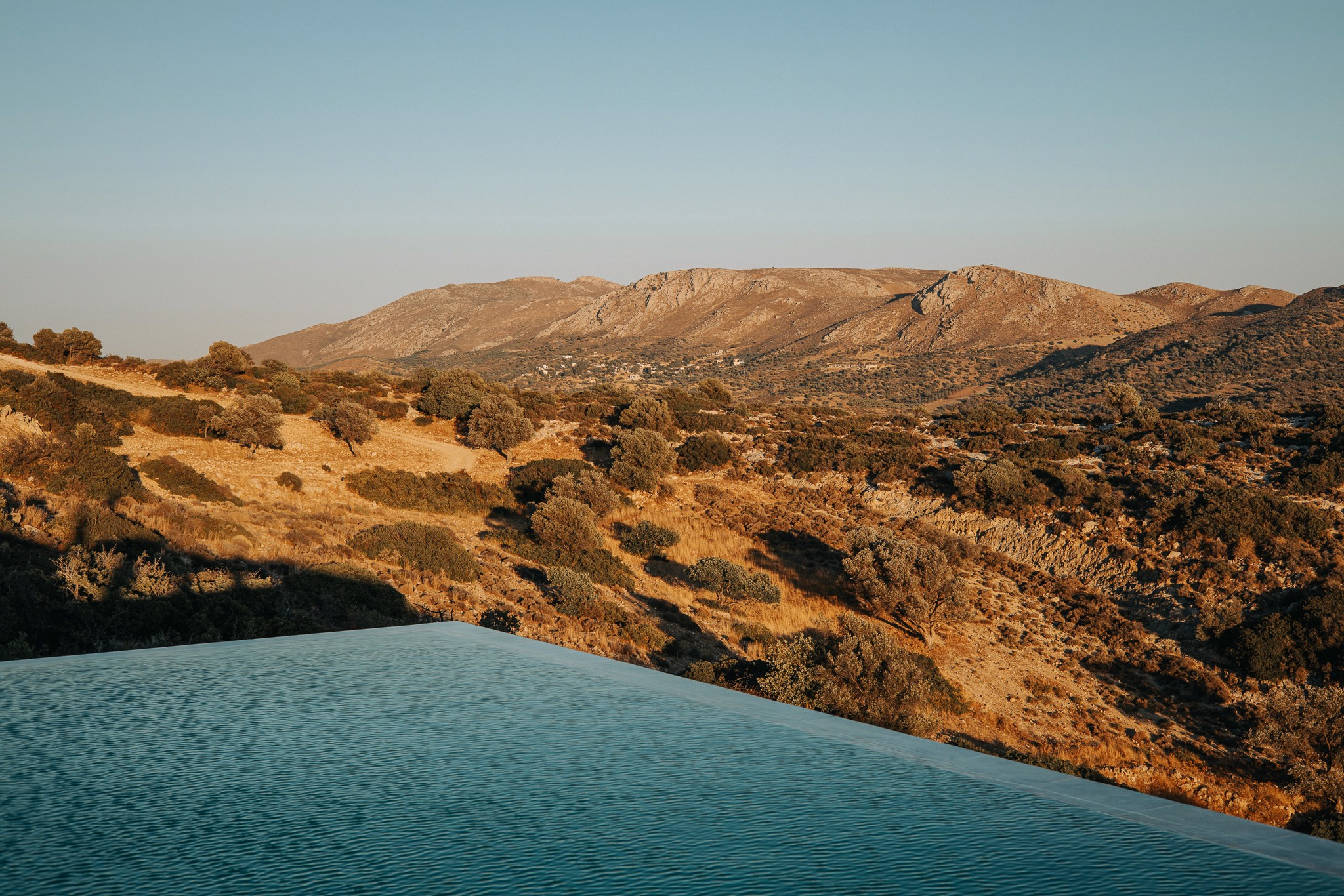 Infinity-Pool mit unendlichem Ausblick auf die kretische Landschaft – High-End Ferienvilla für höchste Ansprüche