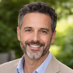 Πορτρέτο του Σπύρου Σπύρου, πελάτη της Design Chama, με φυσικό φωτισμό και ουδέτερο φόντο