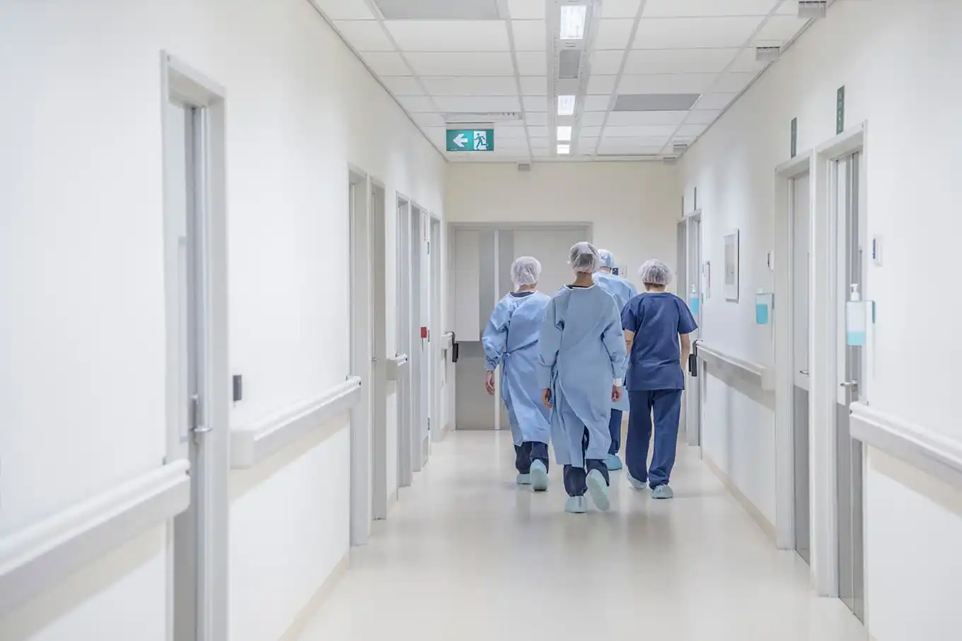 enfermeiros num corredor de hospital em Portugal