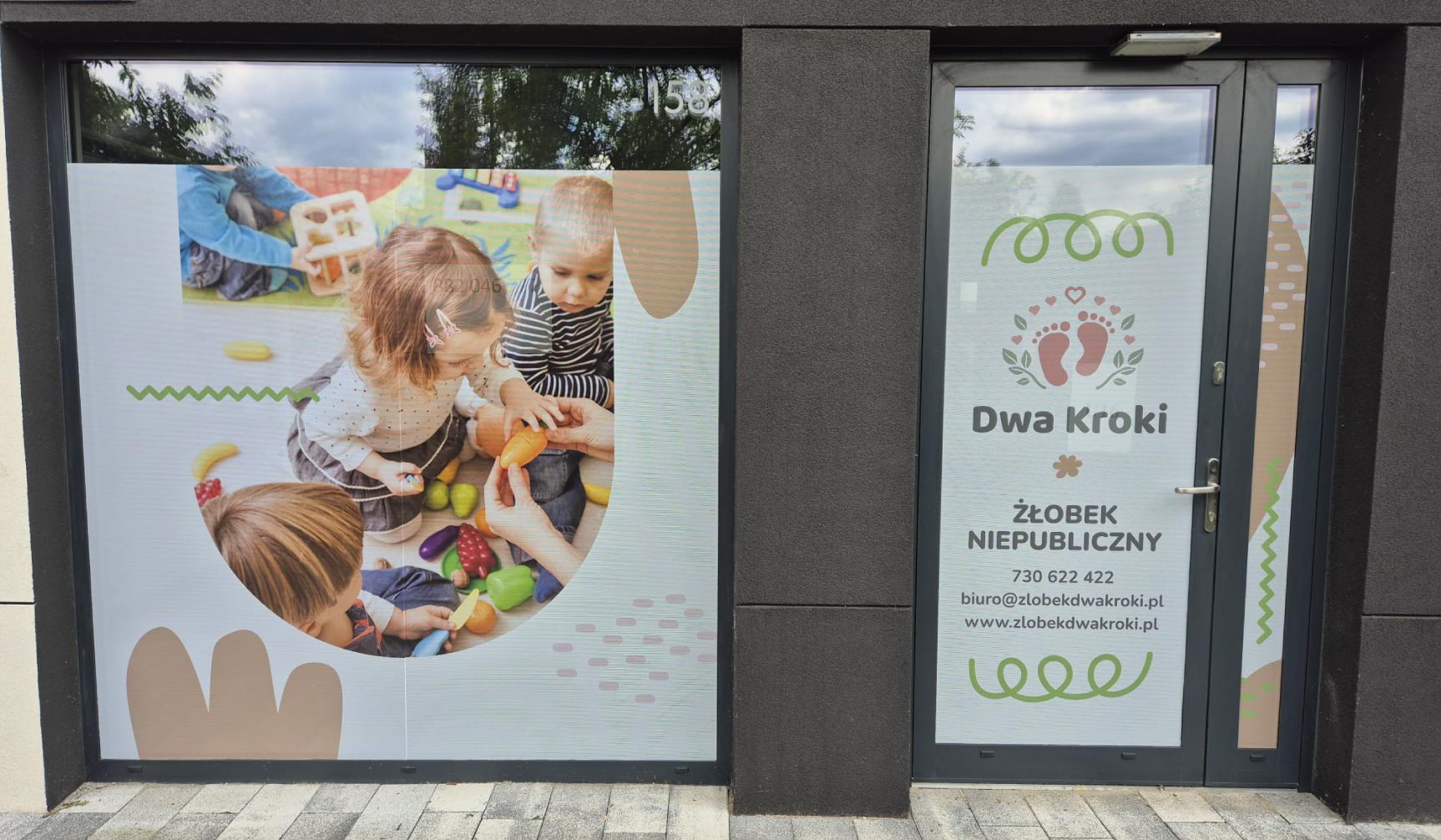 Oklejenie dużych witryn przedszkola Dwa Kroki z kolorowymi ilustracjami