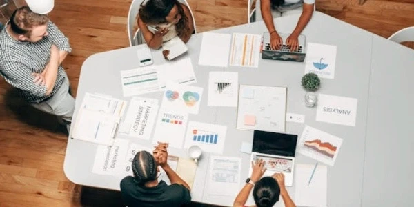 Infografía comparativa entre negocio informal vs formal y beneficios del subsidio Sercotec Formalízate 2026.