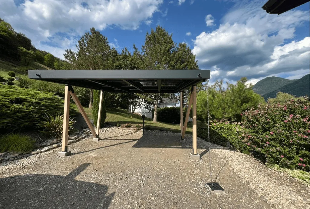 Photo d'une maison à La Trinité en France équipée d’un carport solaire dont l'installation a été faite par Solarock.