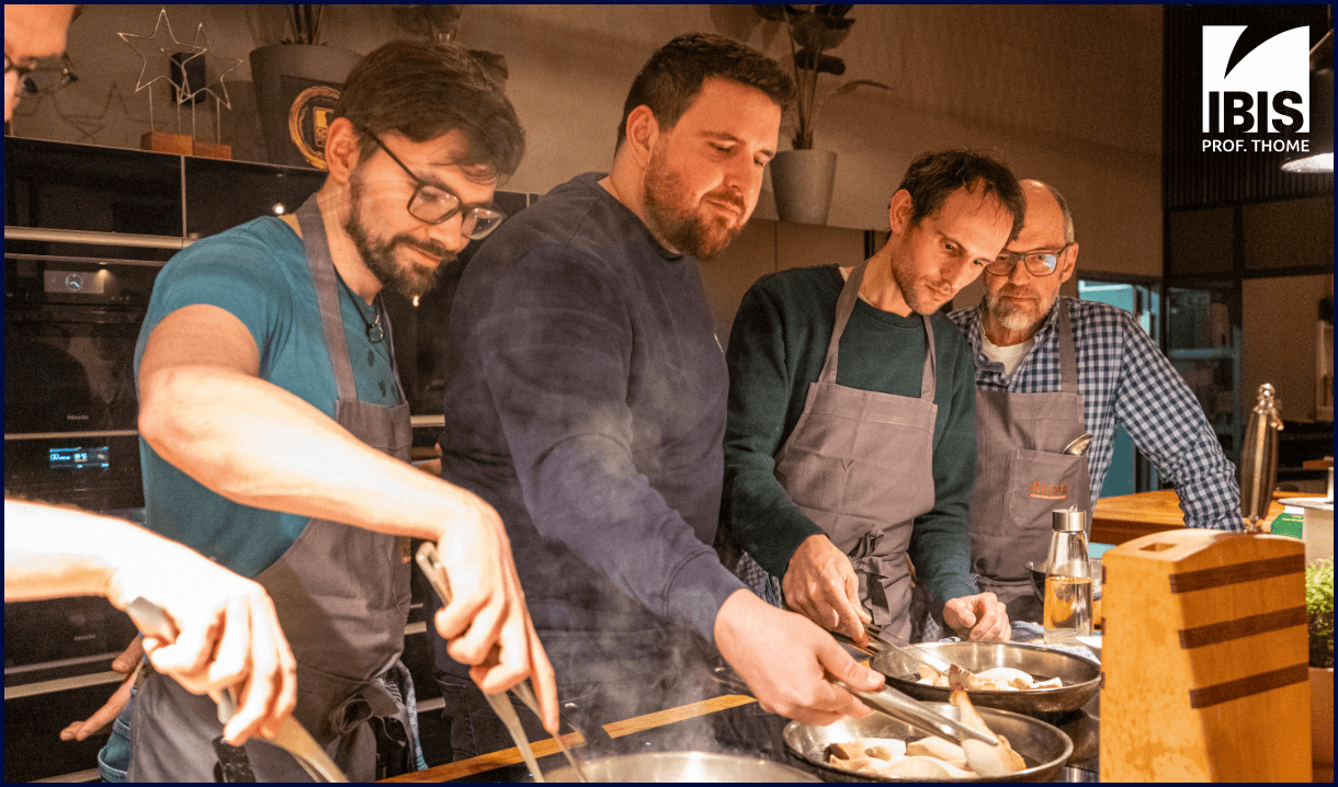 Das Bild zeigt vier Männer die gerade bei einem gemeinsamen Kochkurs kochen