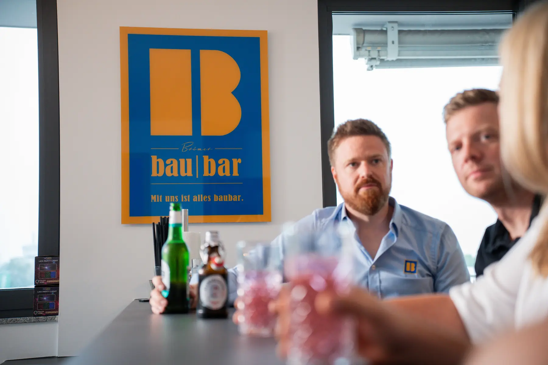 Team beim Entspannten Zusammensein im Büro