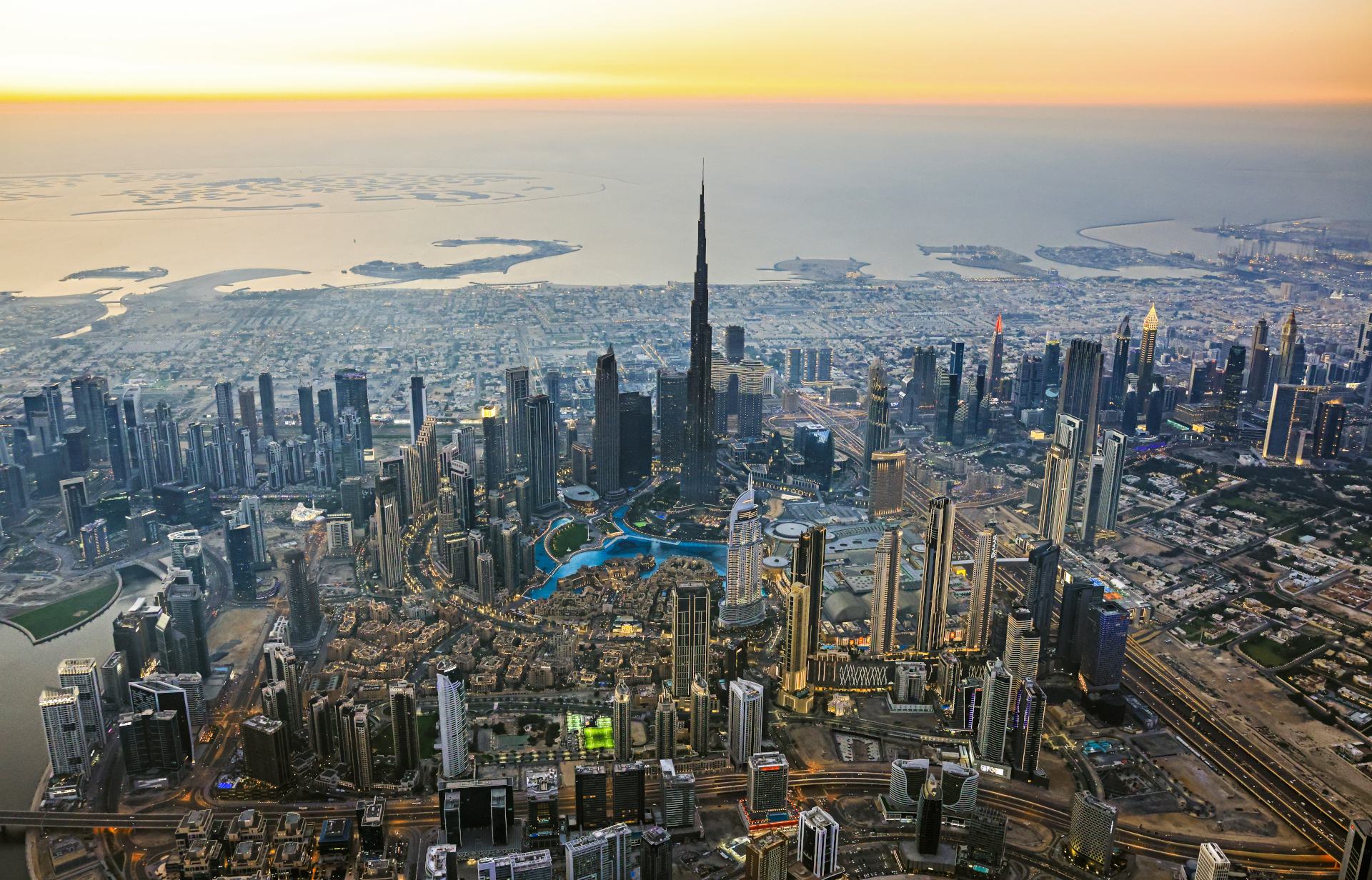 Vista aérea del downtown de Dubái al atardecer con el Burj Khalifa como eje central