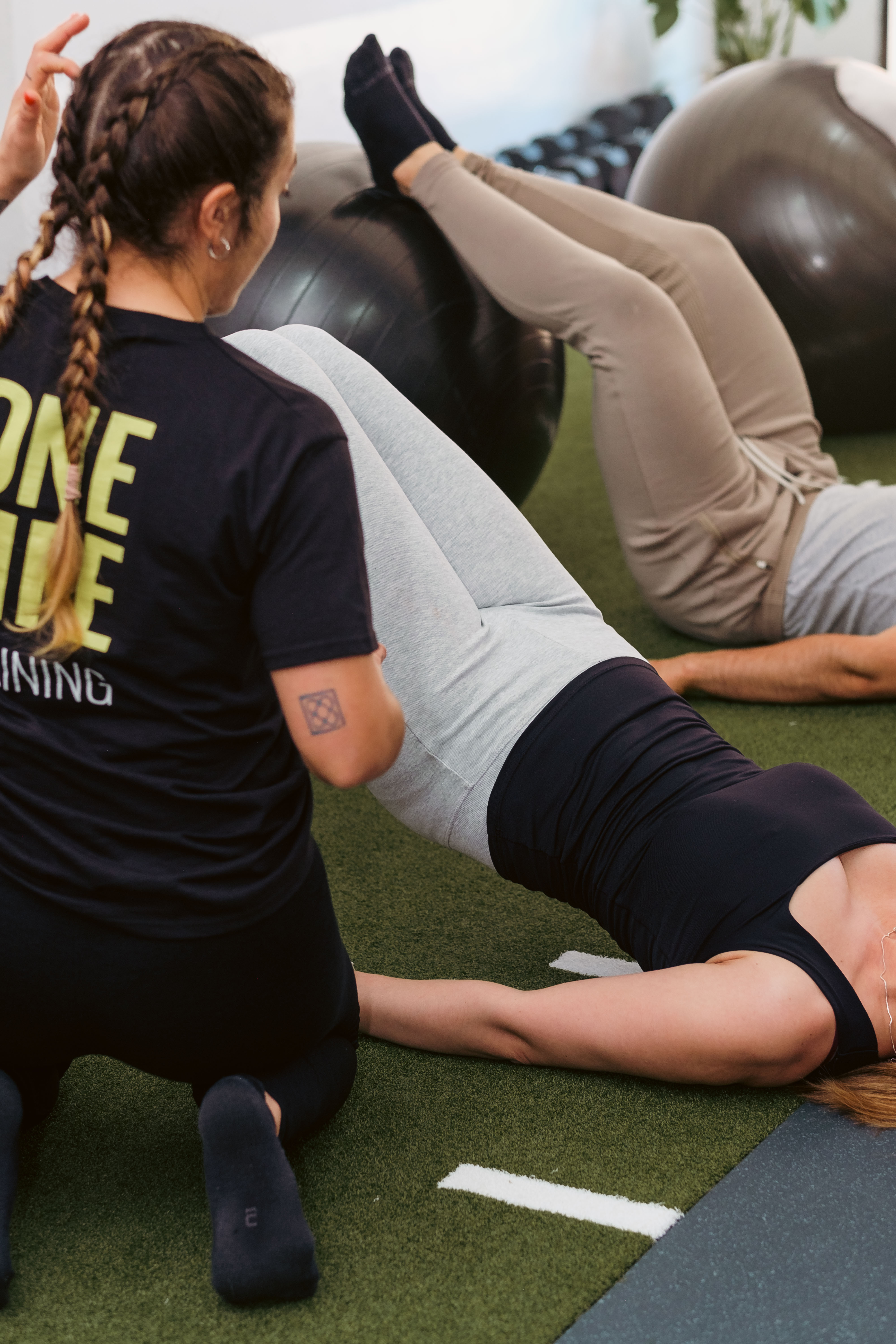 Entrenadora de One Life guiant una sessió de mobilitat per millorar la flexibilitat i la postura al gimnàs de Gràcia.