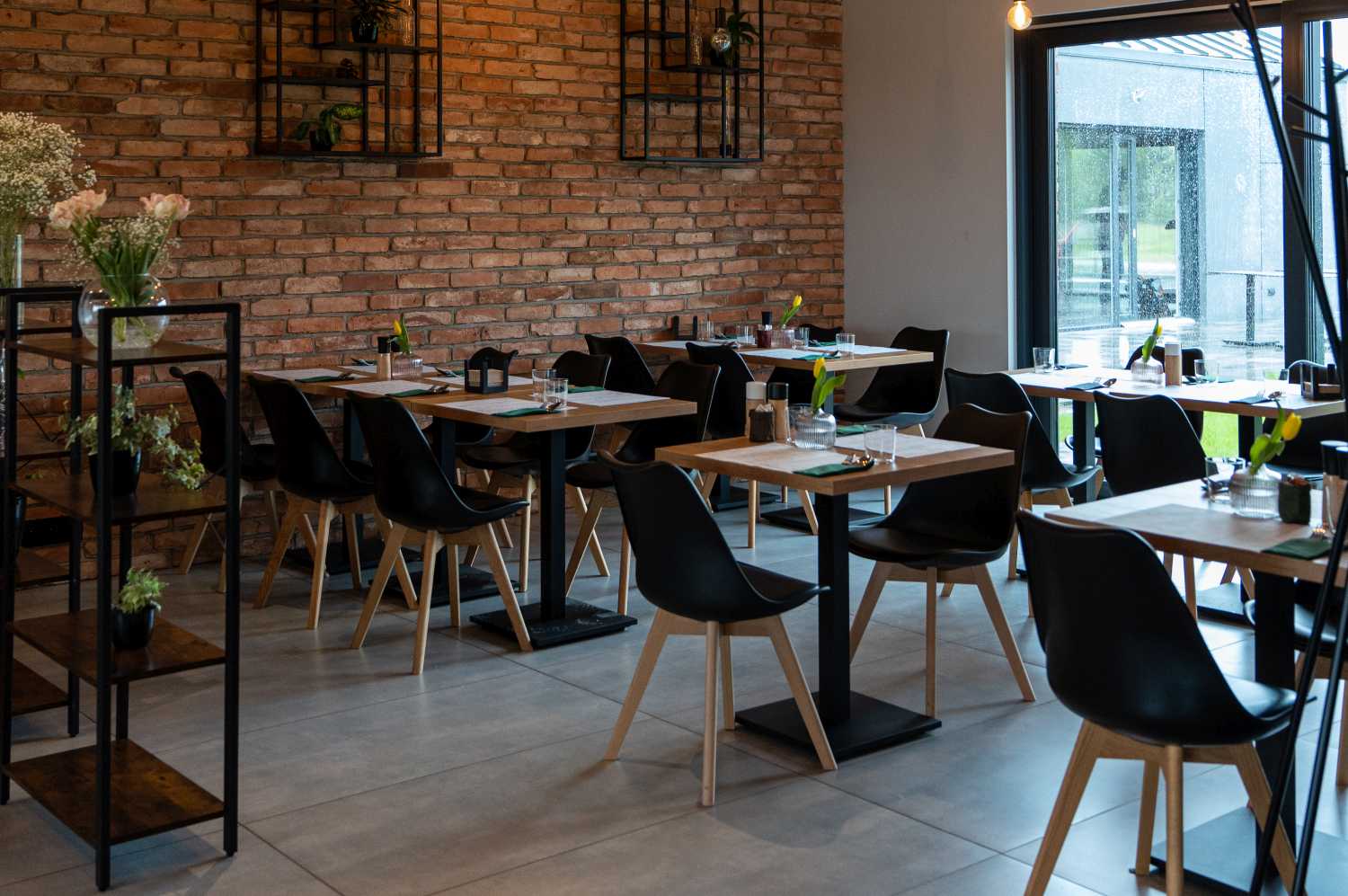 wnętrze restauracji z salą na przyjęcia pod Poznaniem