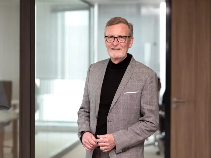Portrait d’homme en costume dans bureau vitré — photographie d’entreprise Lille | Anteale Yann Manac’h 2025
