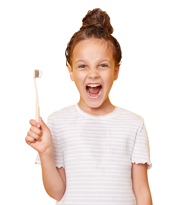 Fille avec brosse à dents