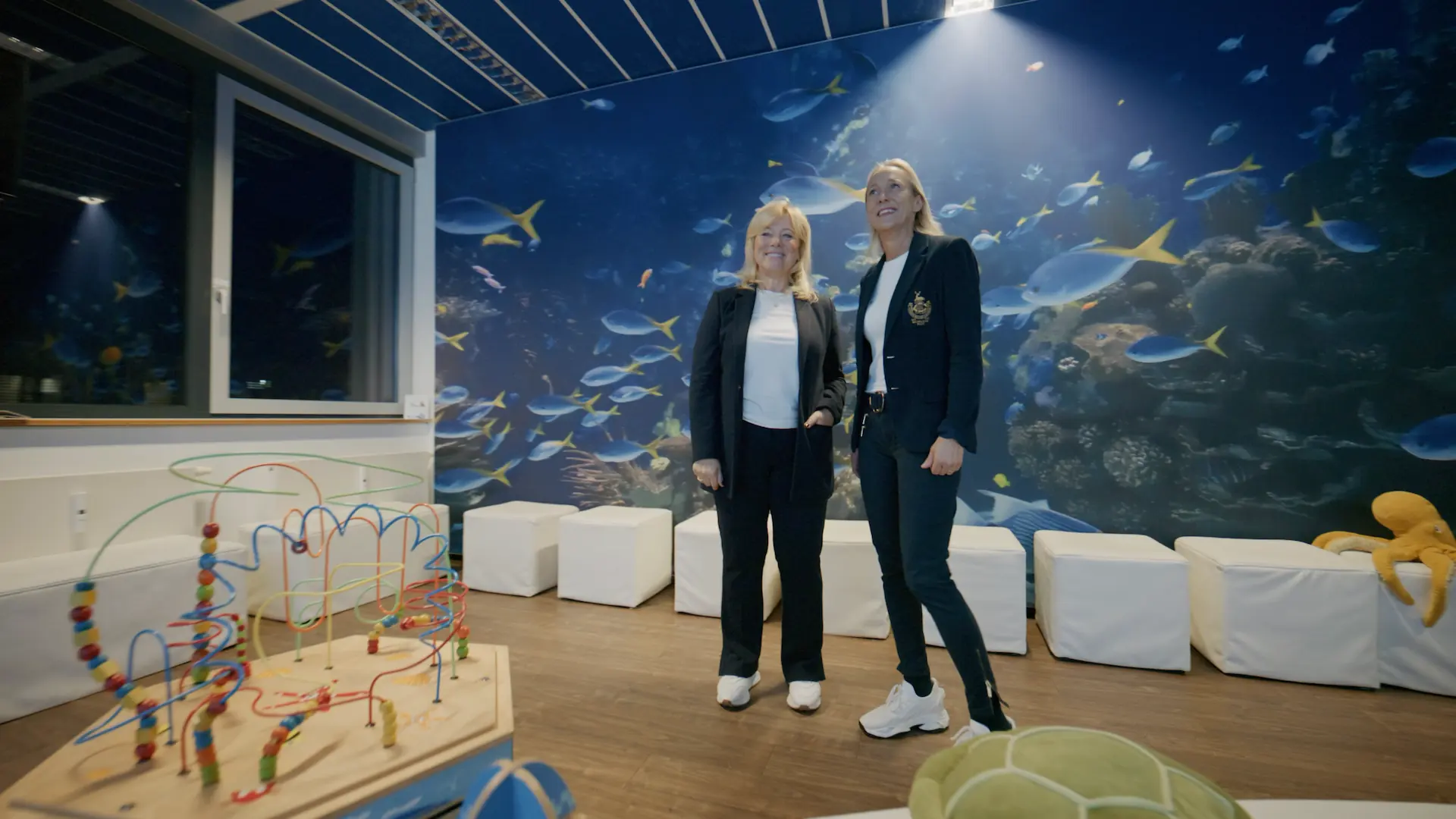 Wiebke Ankner und Petra Sauter gehen durch die Zahnarztpraxis Wackelzahn in der ZSH-Serie Starke Frauen in der Zahnmedizin