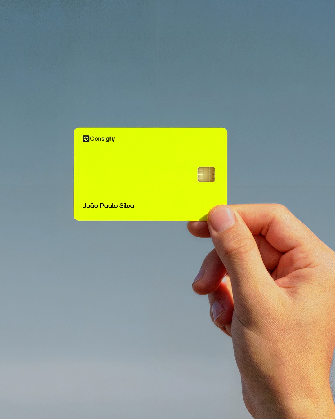 Mockup mão segurando cartão de crédito Consignfy