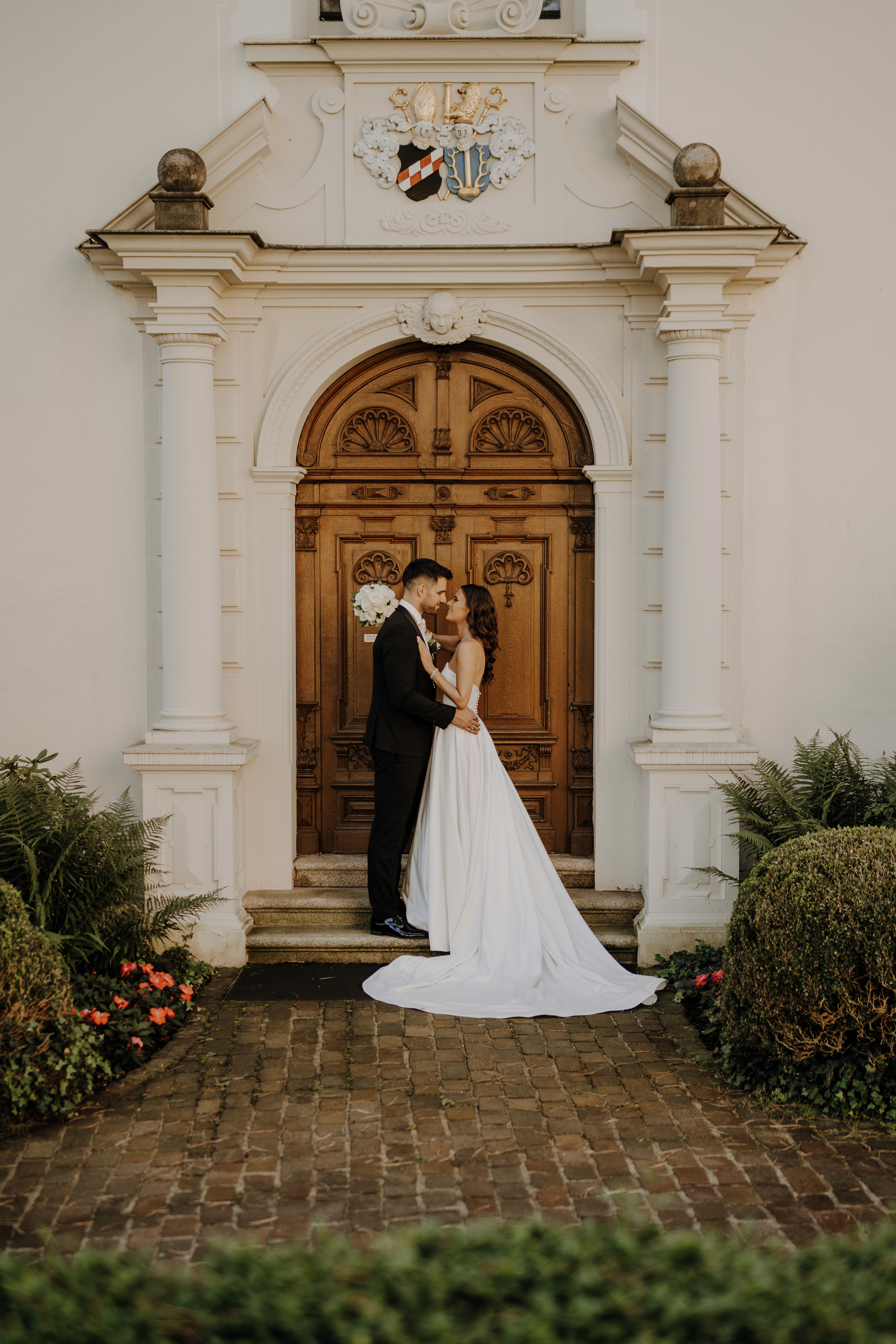 4. Brautpaar vor historischer Location – elegante Hochzeitsfotos an architektonischem Eingang