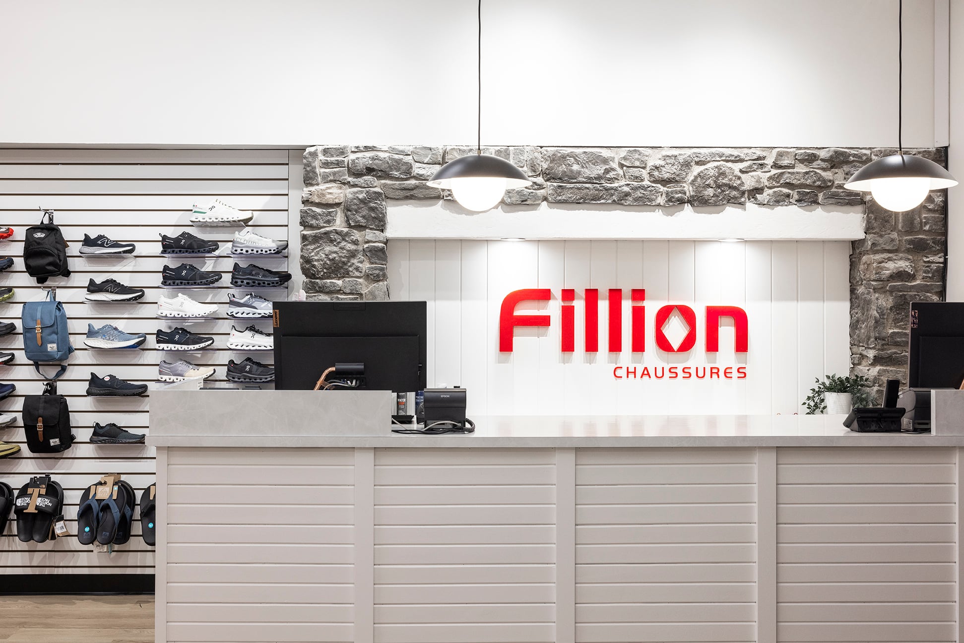 Comptoir de la nouvelle succursale de Chaussures Fillion sur la 3e avenue à Québec