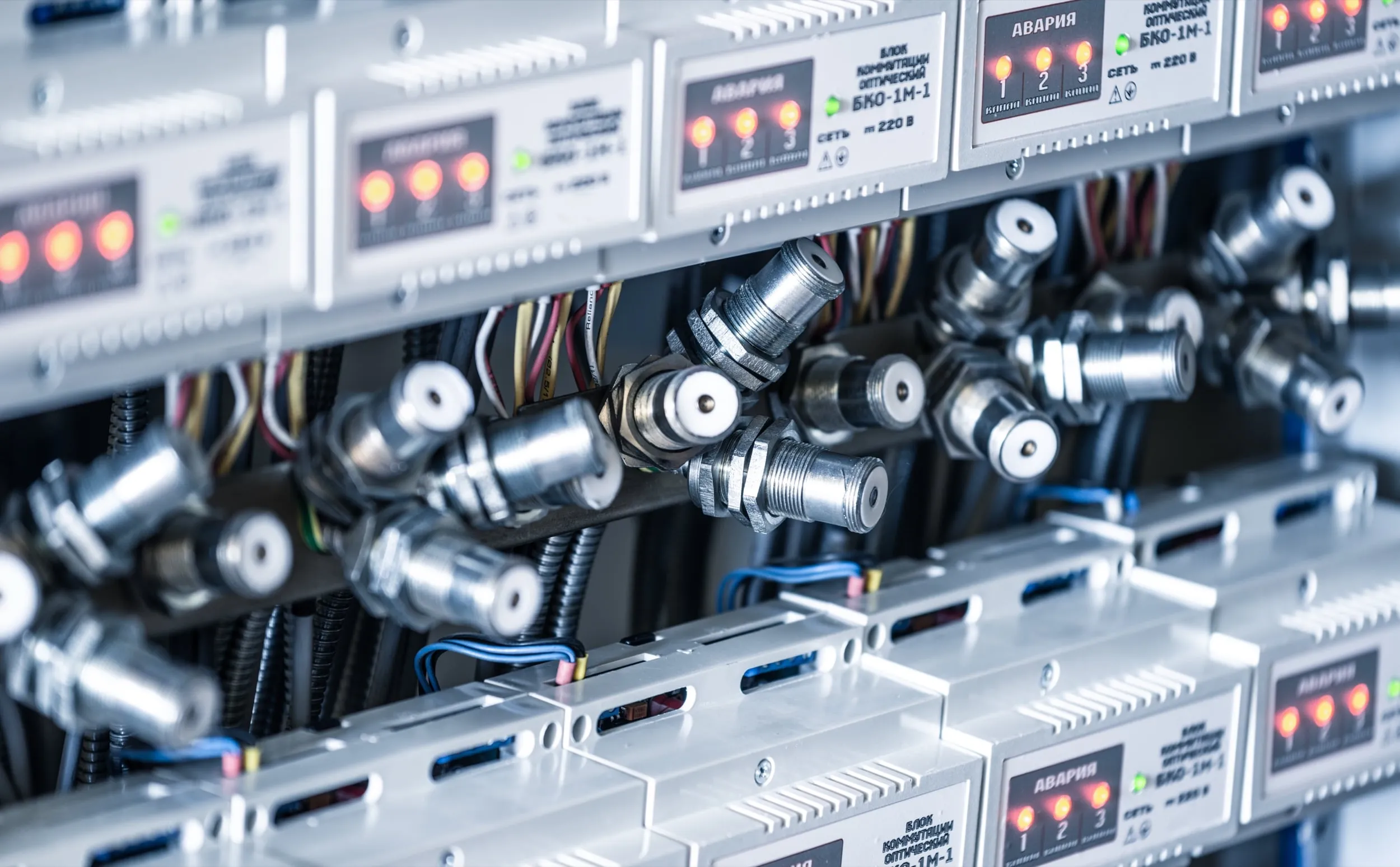 Moderner Schaltschrank von innen gezeigt.