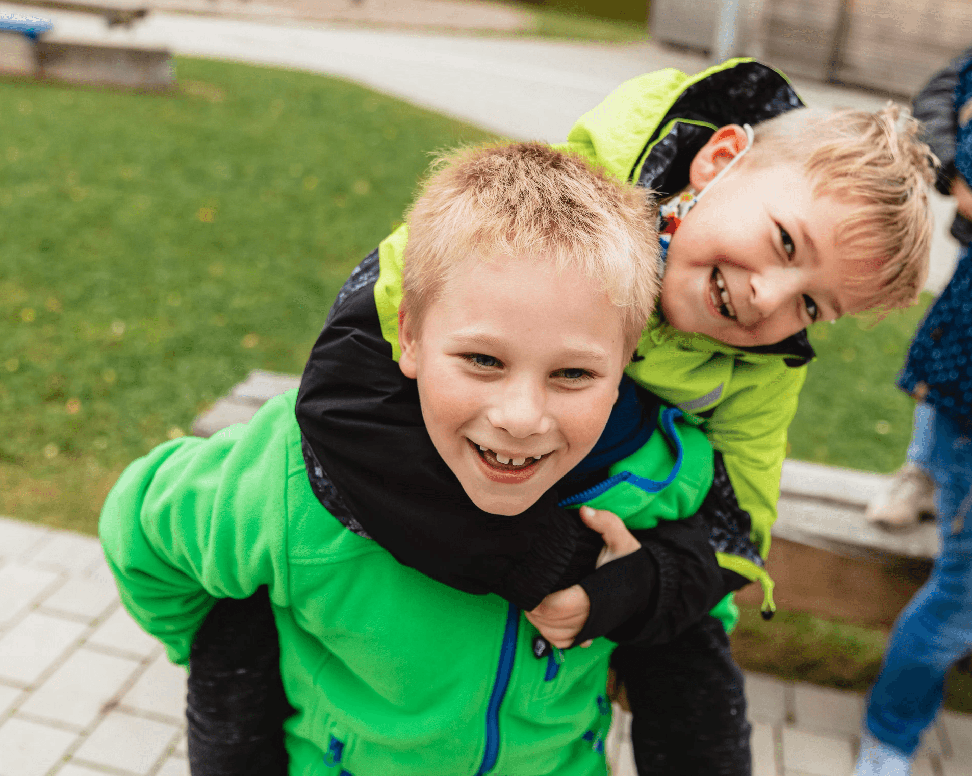 Zwei Jungs die Spaß haben